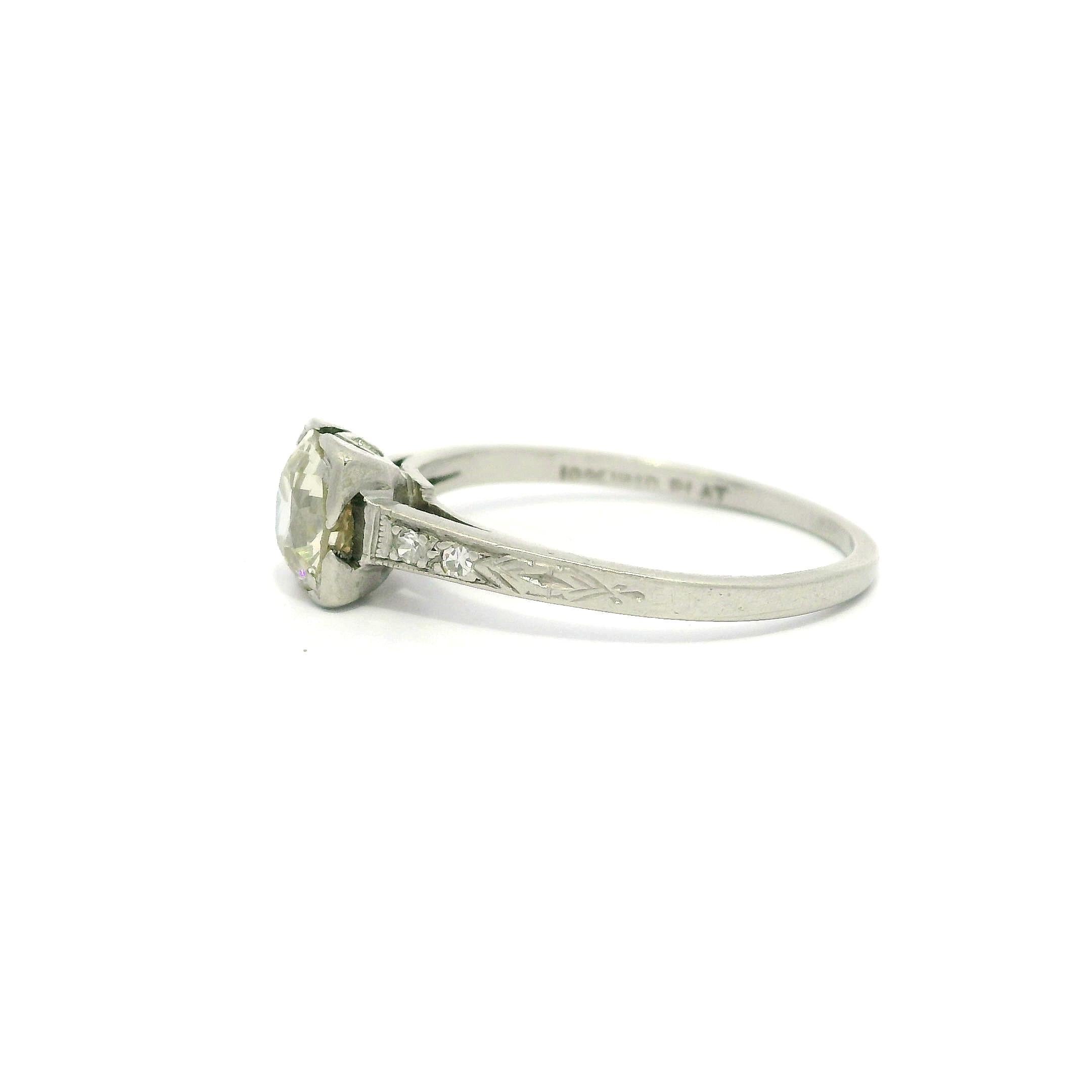 Petite bague solitaire ancienne en platine avec épaules gravées et diamants 0,72 carat en vente 2
