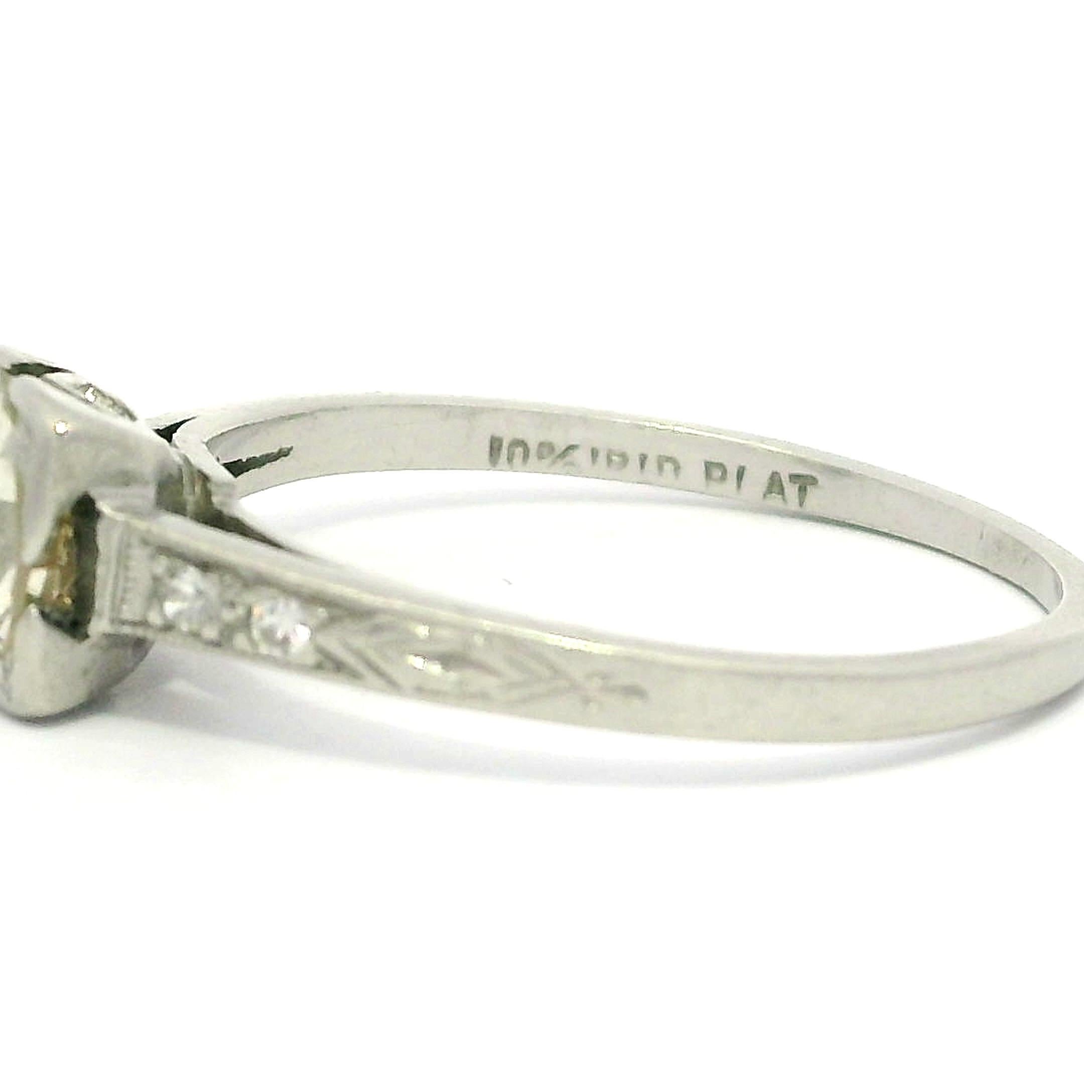 Petite bague solitaire ancienne en platine avec épaules gravées et diamants 0,72 carat en vente 3