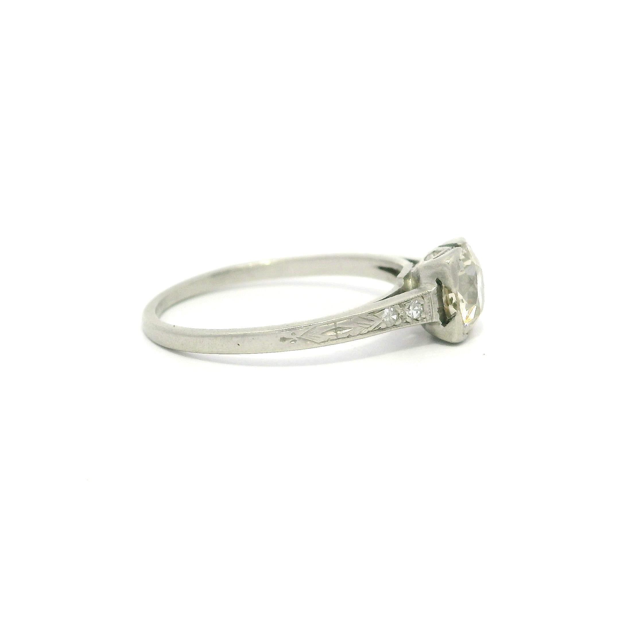 Petite bague solitaire ancienne en platine avec épaules gravées et diamants 0,72 carat en vente 4