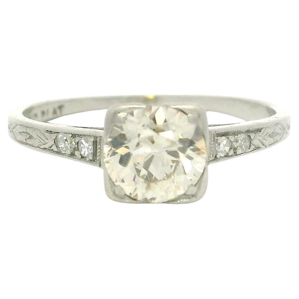 Petite bague solitaire ancienne en platine avec épaules gravées et diamants 0,72 carat en vente