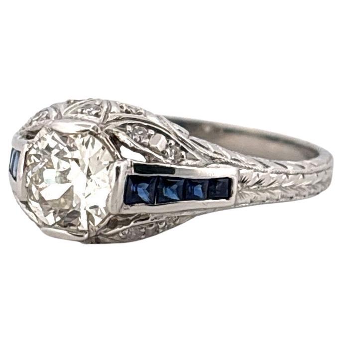 Cette exquise bague ancienne fait preuve d'une élégance intemporelle avec son diamant de taille Old European de 0,75 carat (couleur JK et pureté SI2) au centre, célèbre pour son éclat romantique et son charme vintage. Réalisée dans un luxueux
