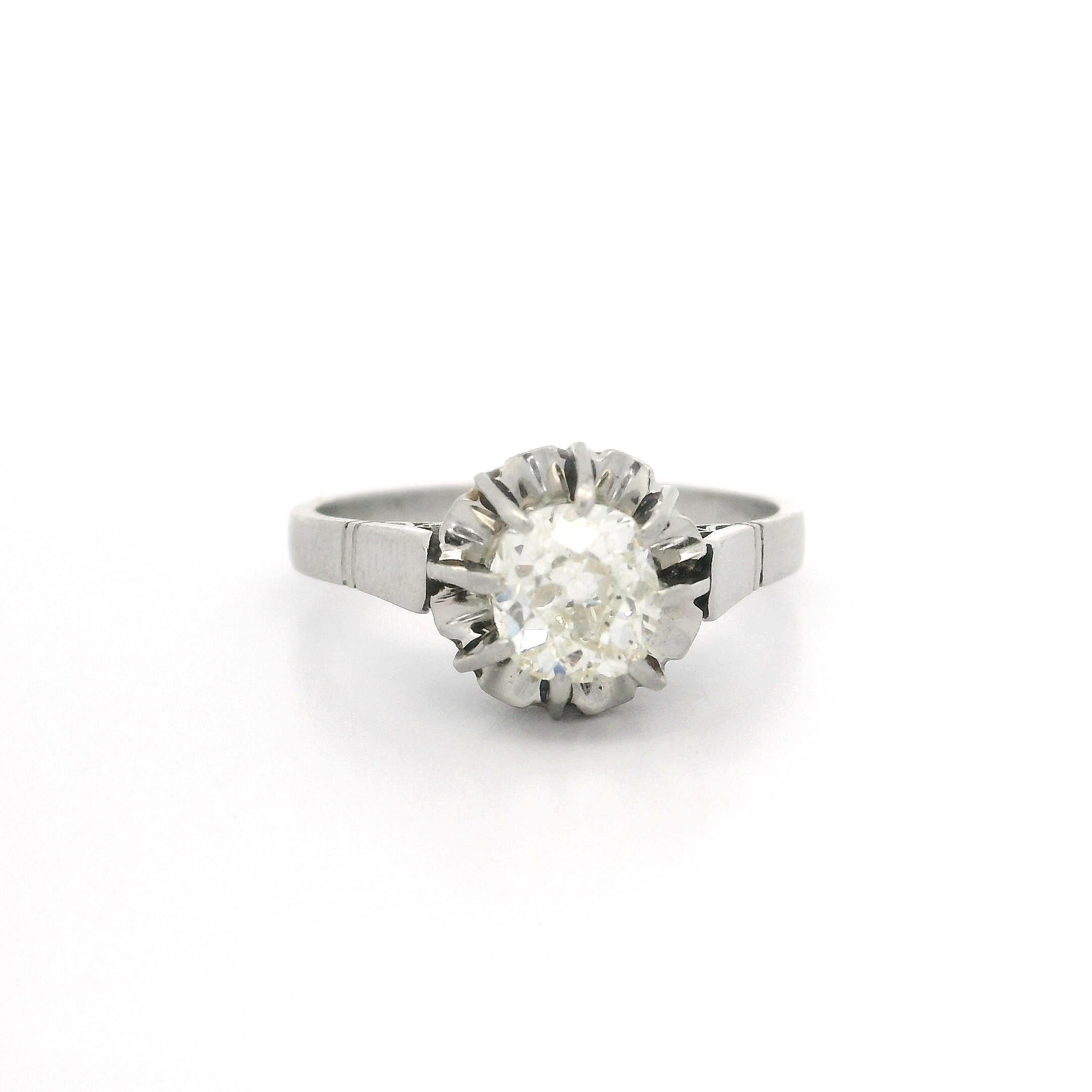 Bague solitaire à fleurs en platine ancien de 0,78 carat, taille vieille mine, sertie de diamants en vente 10