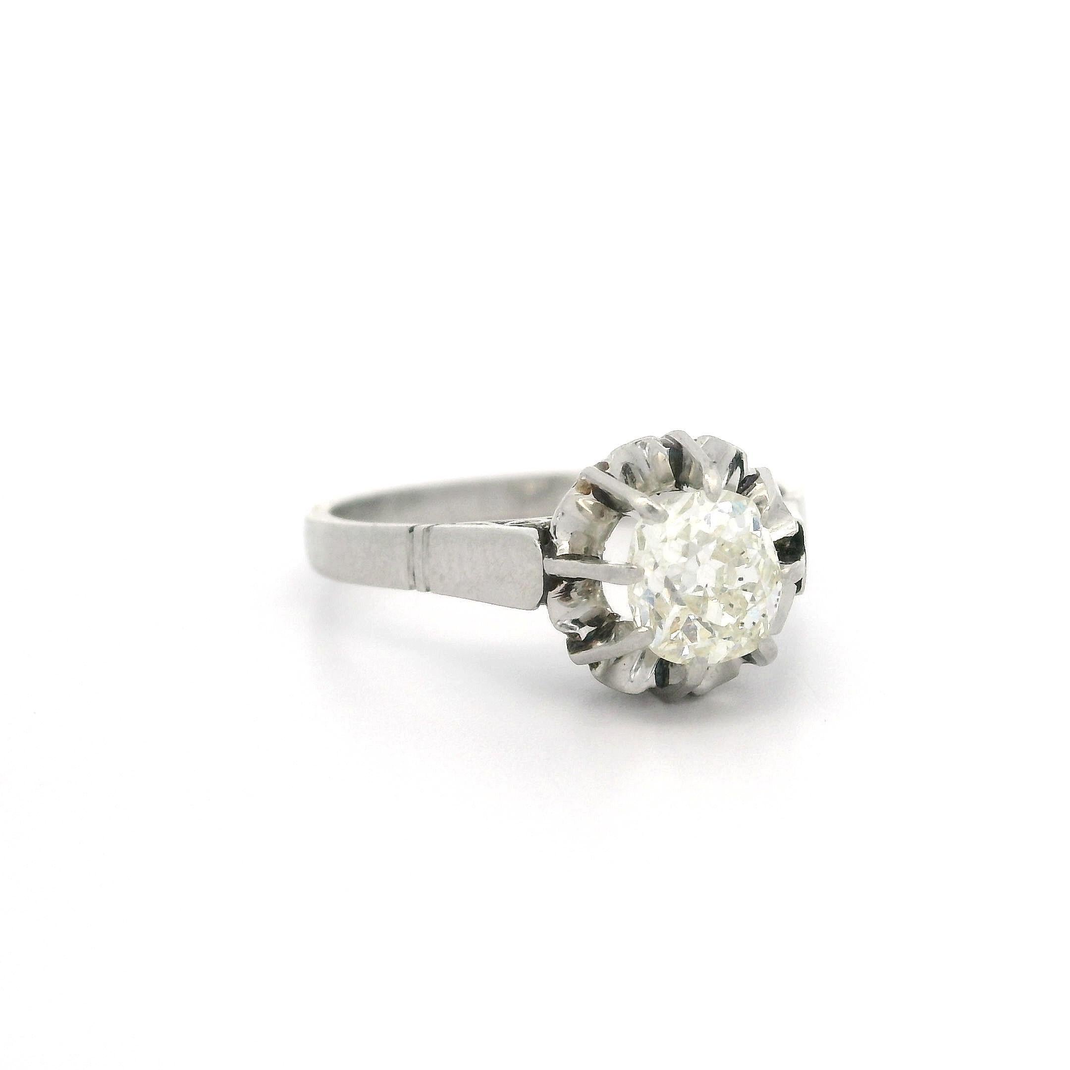 Bague solitaire à fleurs en platine ancien de 0,78 carat, taille vieille mine, sertie de diamants en vente 11