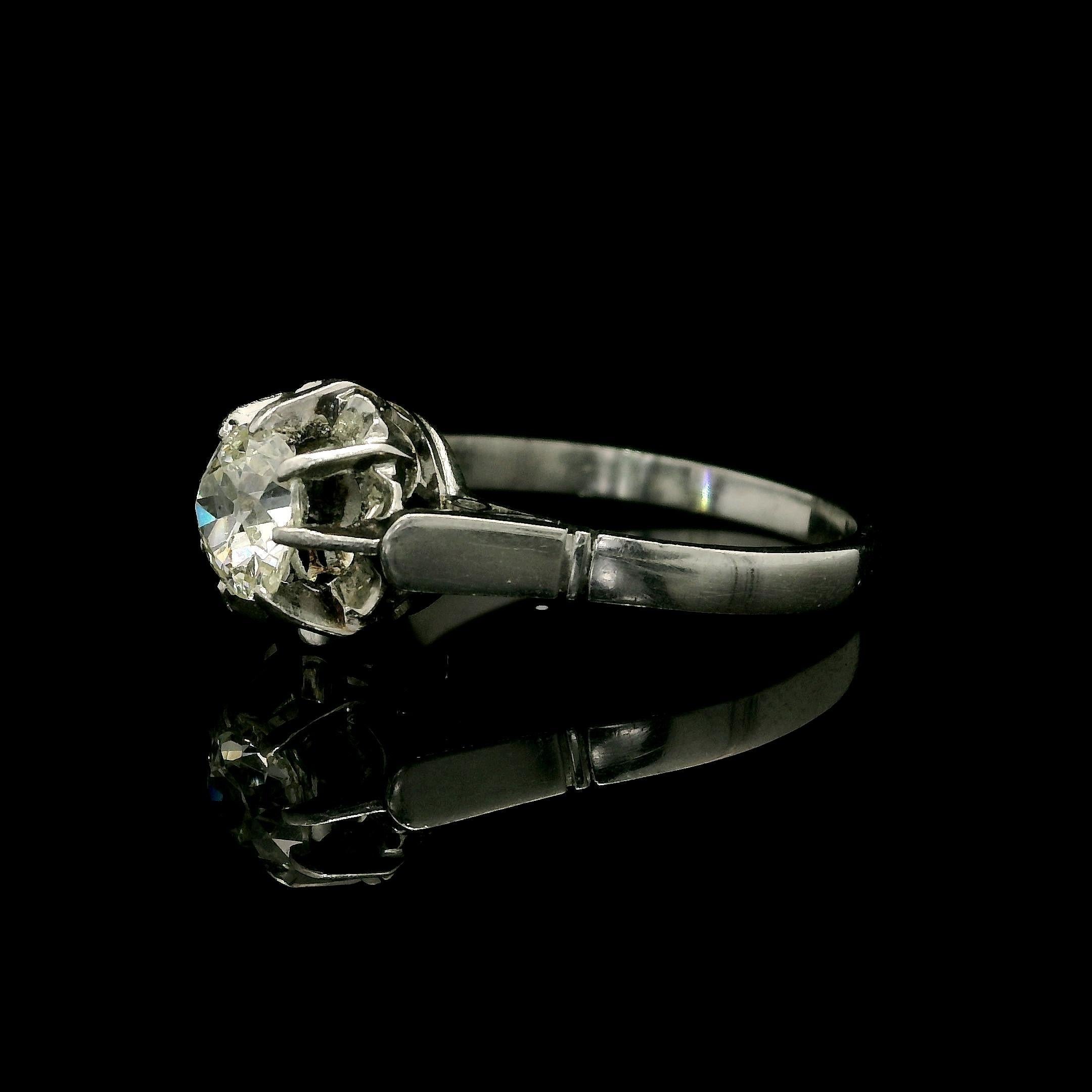 --Pierre(s) :...
(1) Diamant véritable naturel - taille ancienne - serti fleur à 7 branches - couleur jaune pâle - pureté SI1 - 5,9 mm - 0,78 ct (approx.)

MATERIAL : Platine massif .800
Poids : 3,93 grammes
Taille de la bague : 6.5 (ajustée sur un