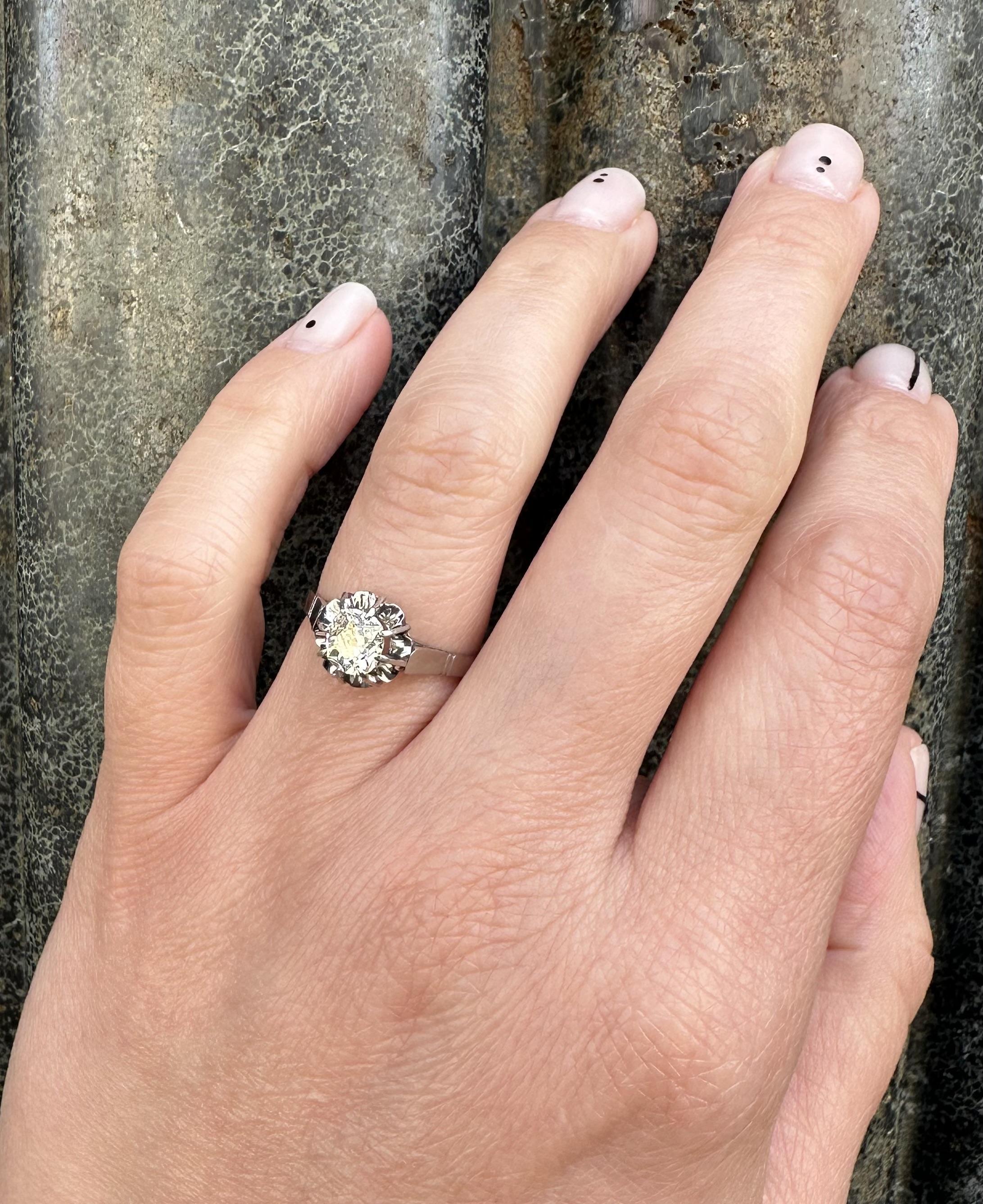 Taille vieille mine Bague solitaire à fleurs en platine ancien de 0,78 carat, taille vieille mine, sertie de diamants en vente