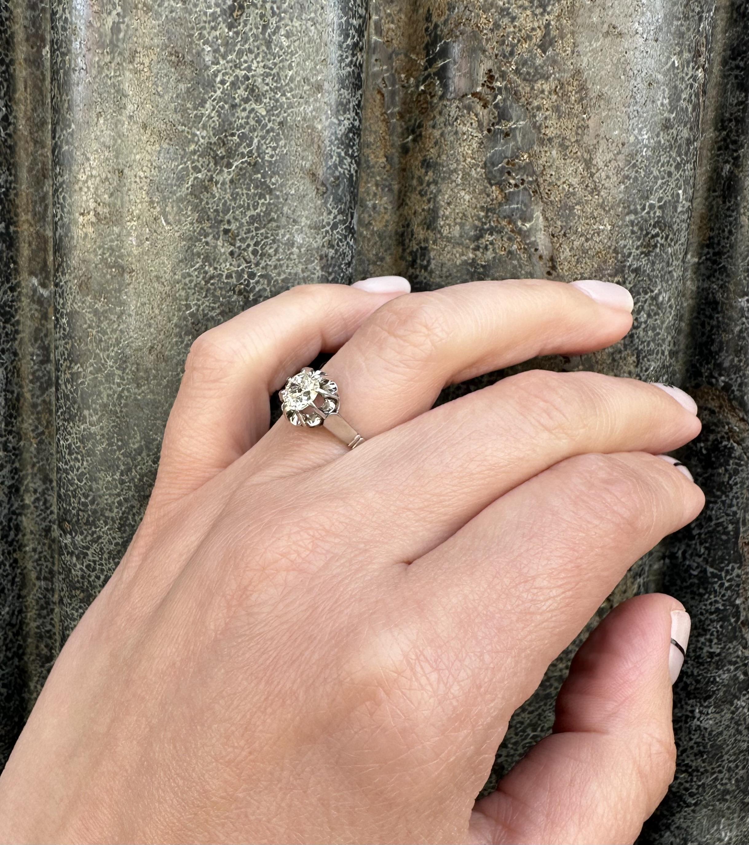 Bague solitaire à fleurs en platine ancien de 0,78 carat, taille vieille mine, sertie de diamants Bon état - En vente à Montclair, NJ
