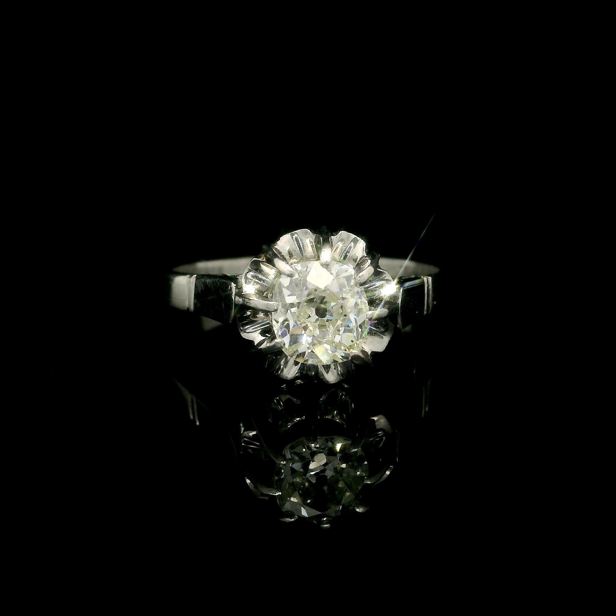 Bague solitaire à fleurs en platine ancien de 0,78 carat, taille vieille mine, sertie de diamants Pour femmes en vente