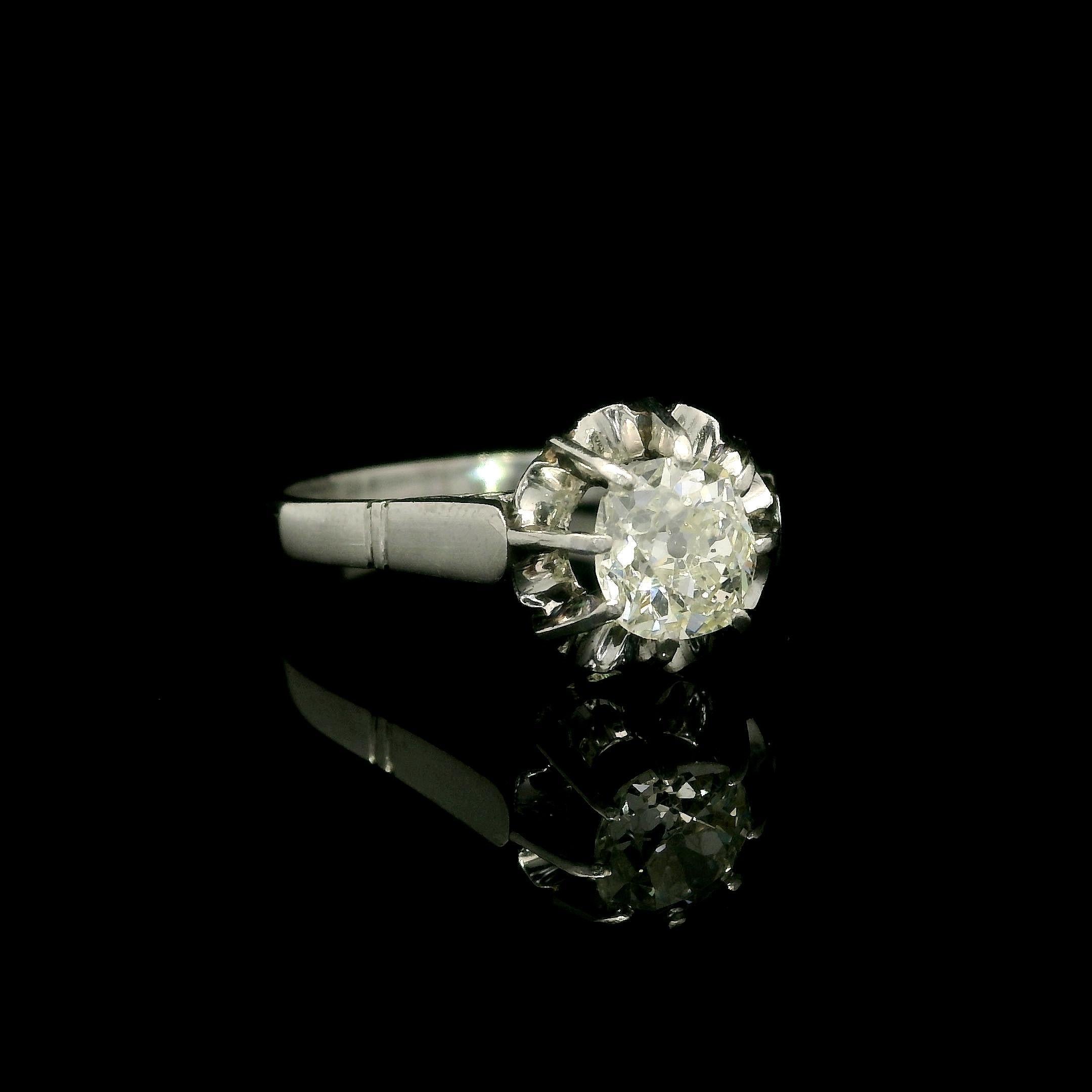 Bague solitaire à fleurs en platine ancien de 0,78 carat, taille vieille mine, sertie de diamants en vente 1