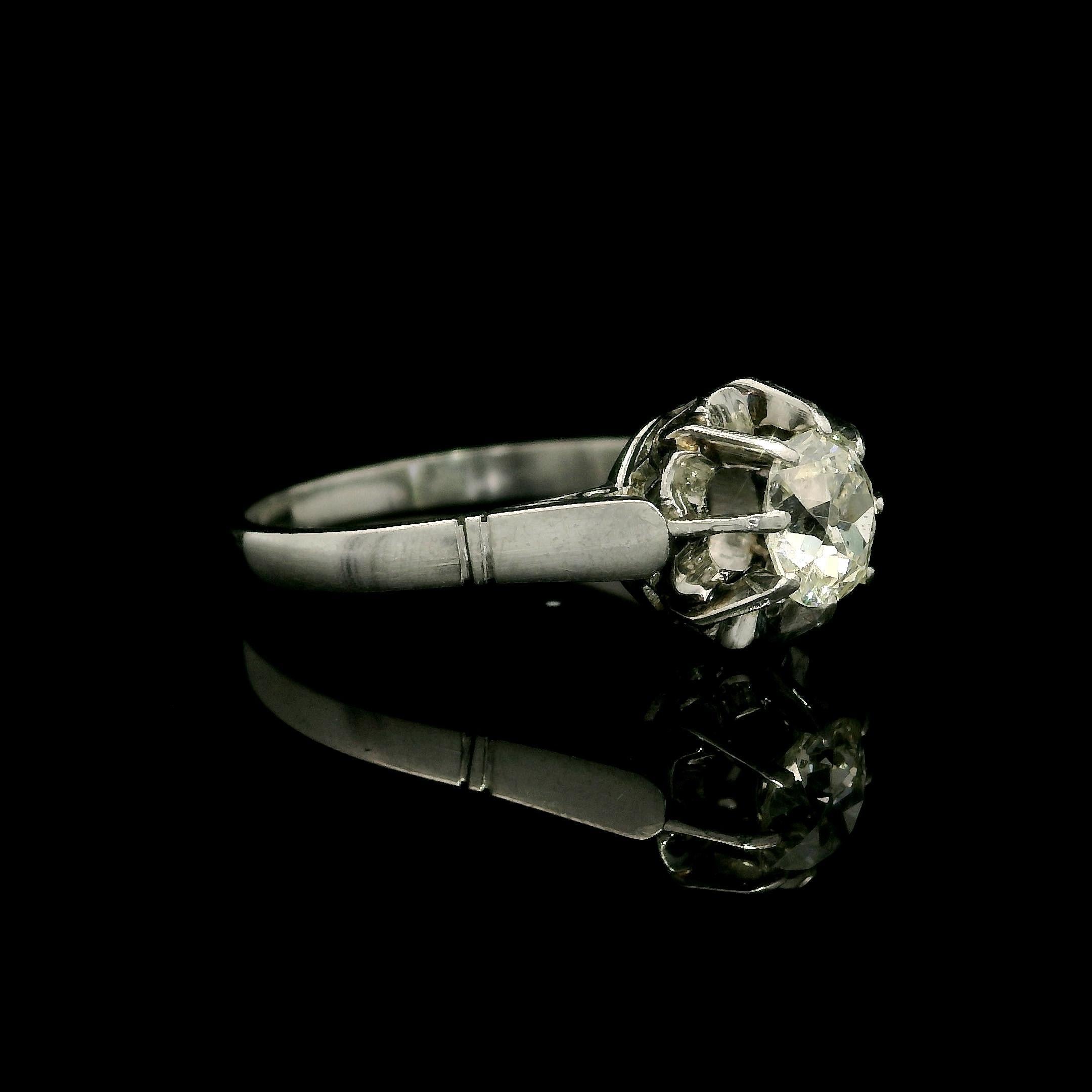 Bague solitaire à fleurs en platine ancien de 0,78 carat, taille vieille mine, sertie de diamants en vente 2