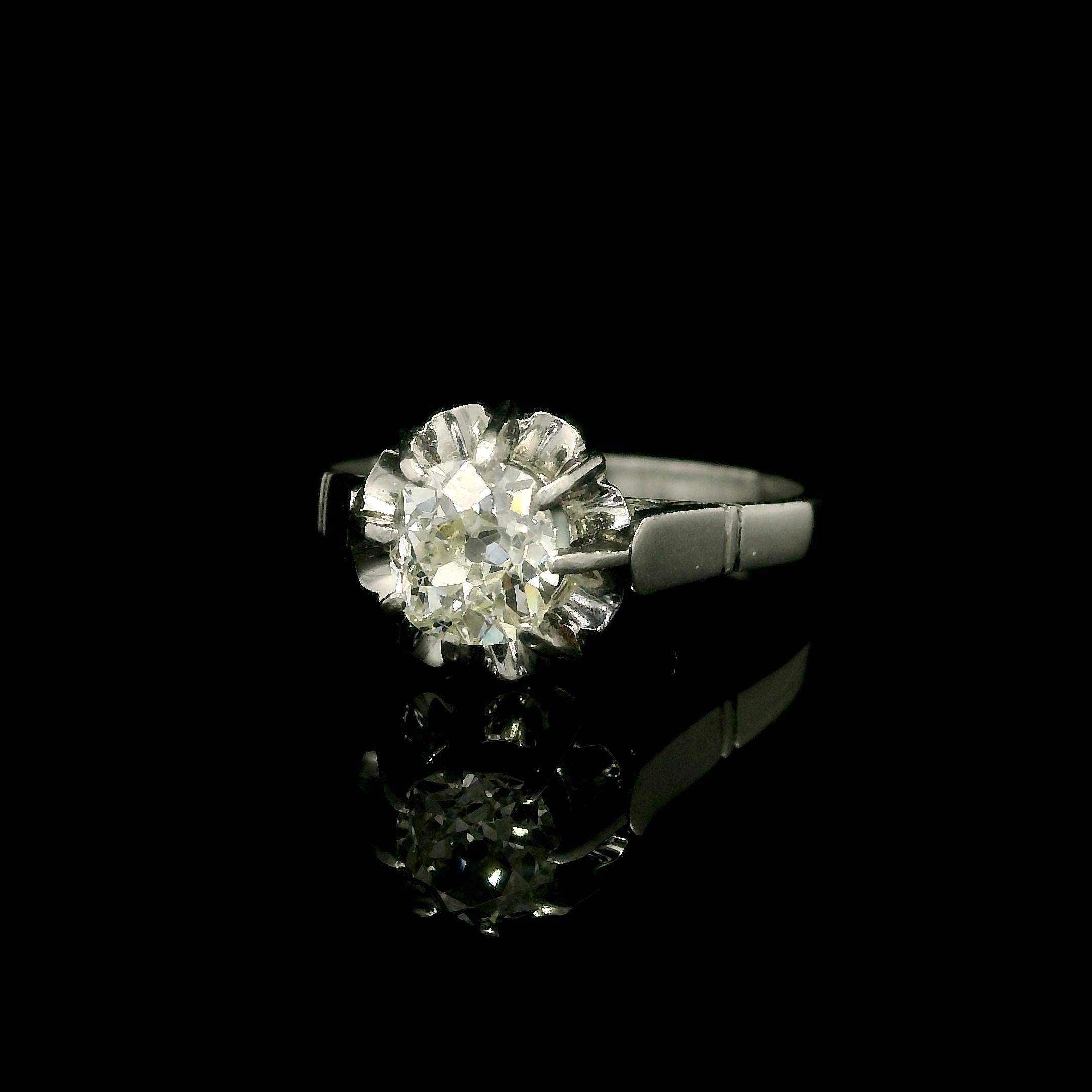 Bague solitaire à fleurs en platine ancien de 0,78 carat, taille vieille mine, sertie de diamants en vente 3