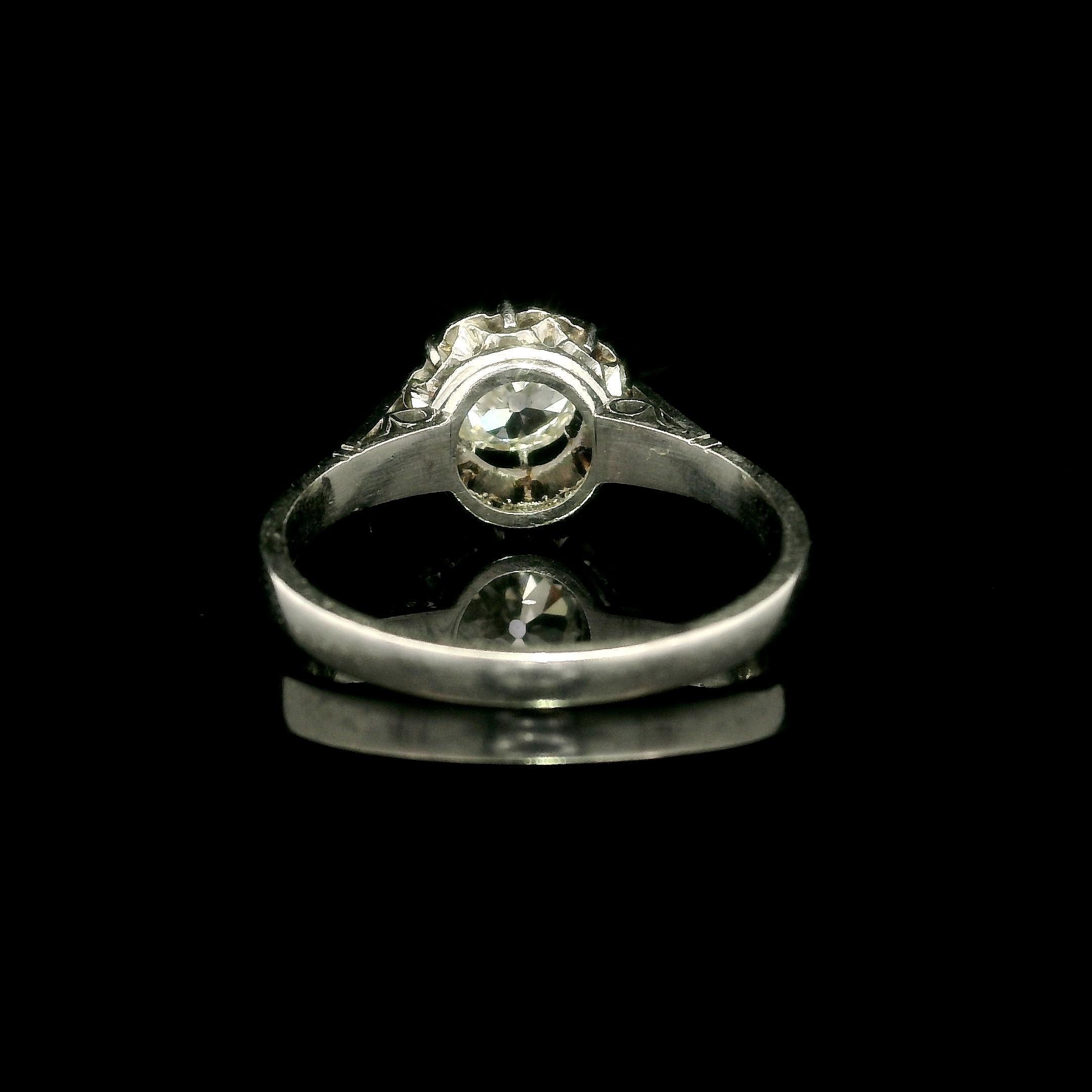 Bague solitaire à fleurs en platine ancien de 0,78 carat, taille vieille mine, sertie de diamants en vente 4
