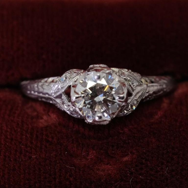 Eine Damen Platin gestempelt antiken Stil Diamant Verlobungsring. Der Mittelstein ist gesetzt
ein runder natürlicher Diamant im Brillantschliff mit den Maßen 5,99 X6,01 X3,59 mm und ungefähr
wiegt 0,80 Karat. Der Reinheitsgrad ist (VVS2) und der
