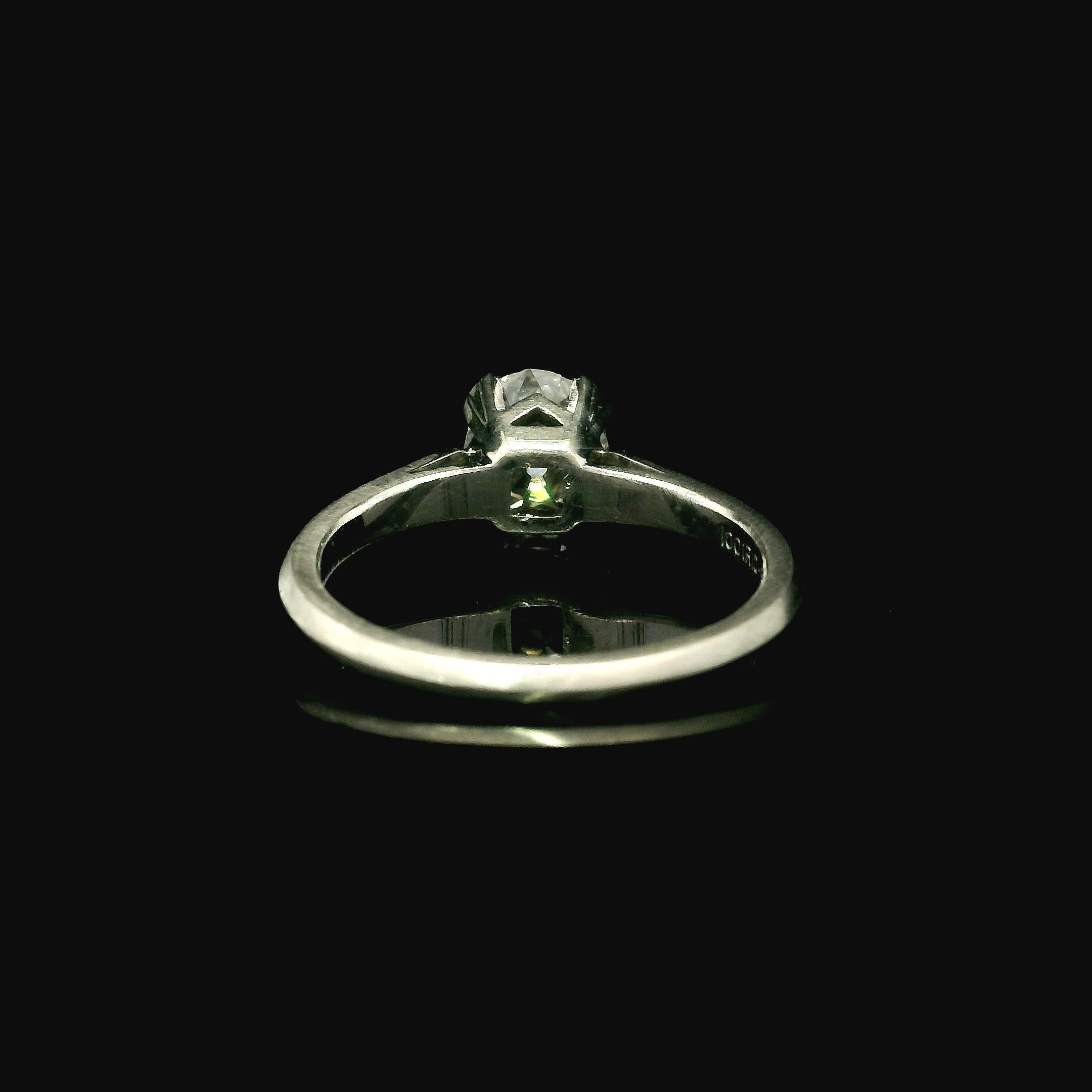 --Pietre: --
(1) Diamante naturale autentico - taglio a cuscino Old Mine - incastonatura a pannello - purezza SI2 - colore I - 7,26 x 6,29 mm (circa) - 0,88ctw (esatto)

Materiale: Platino solido .850+ (testato) - Testato PT900
Peso: 4.19
