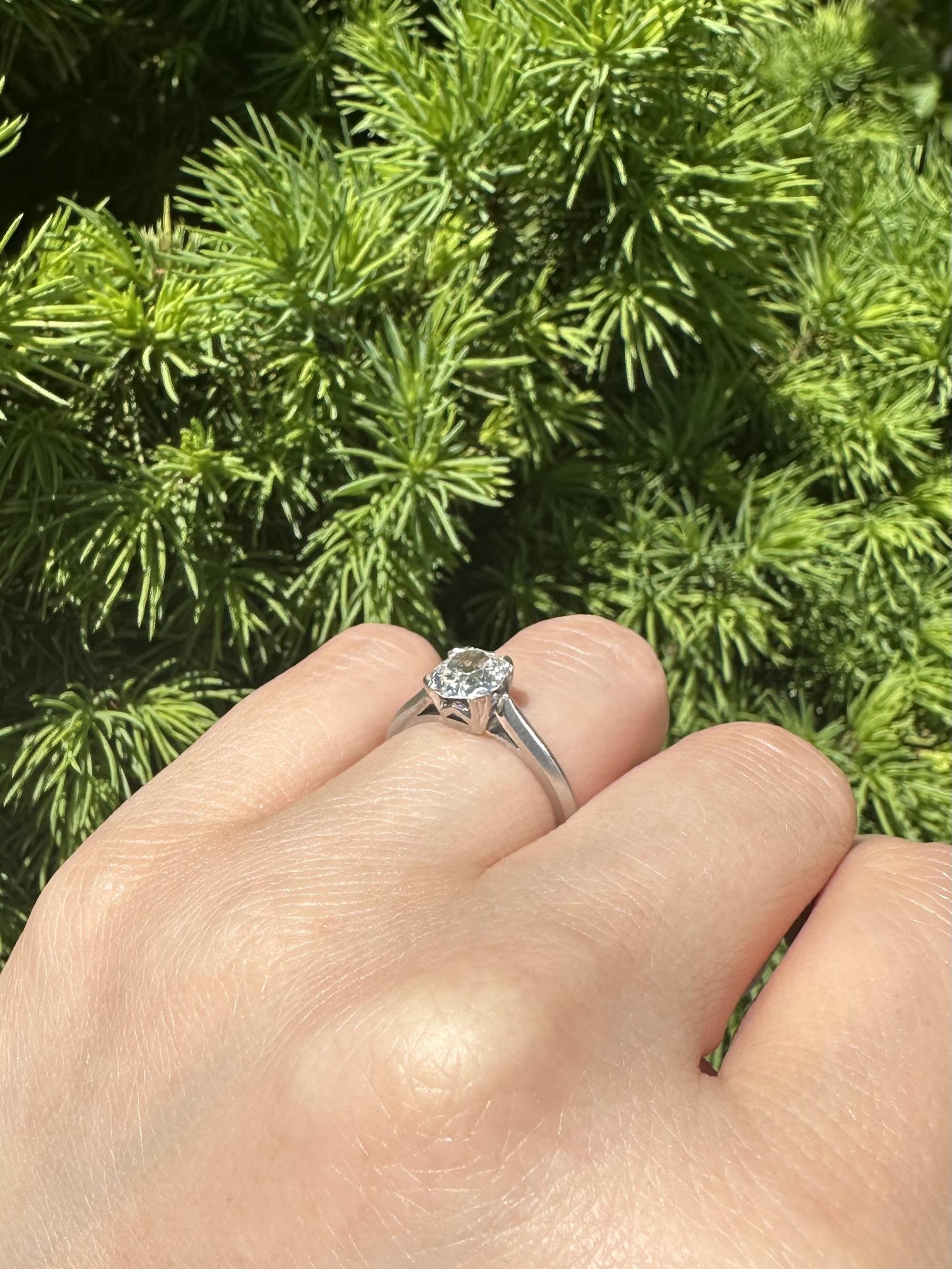 Anello di fidanzamento solitario in platino antico con diamanti taglio mine da 0,88 ct. In condizioni buone in vendita a Montclair, NJ