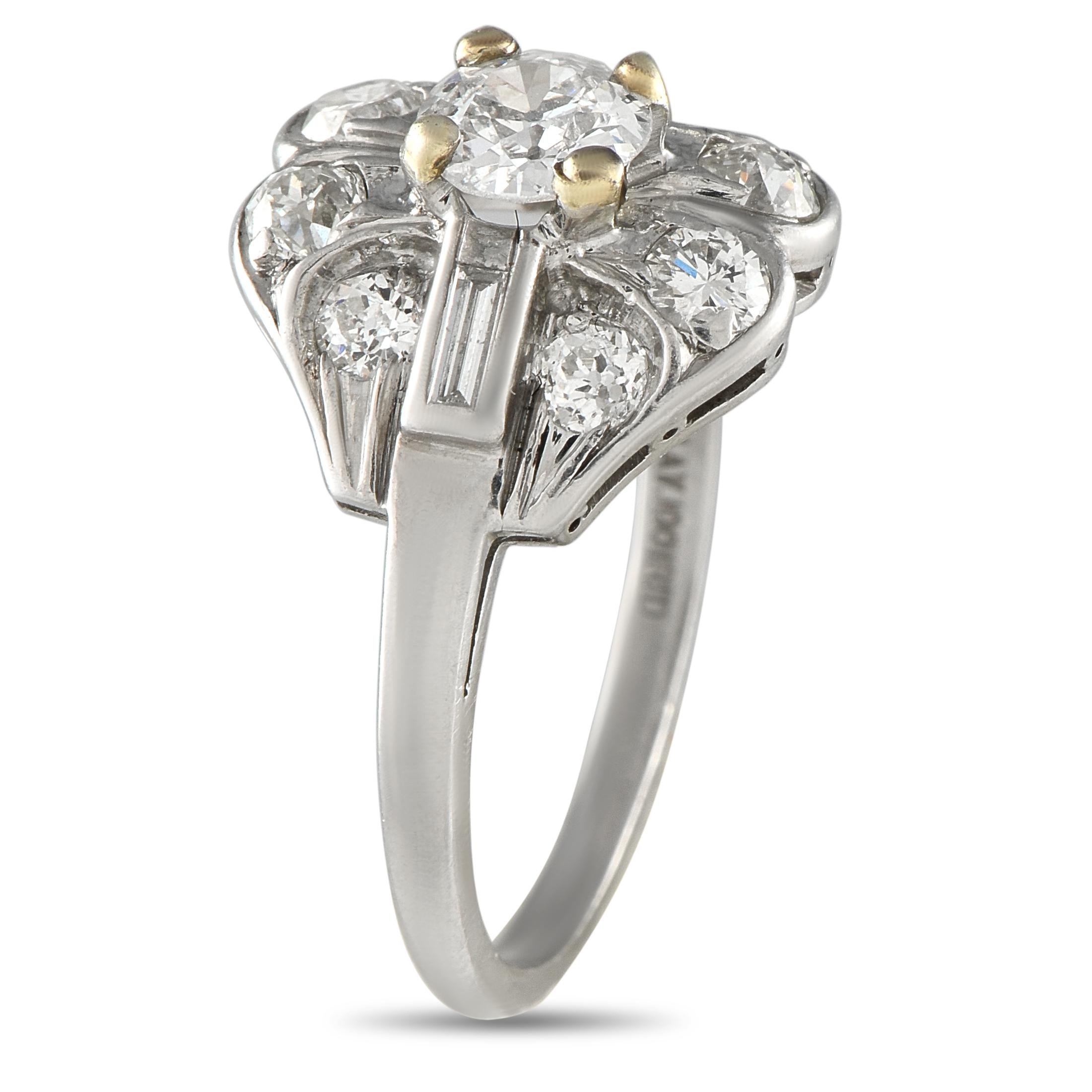 Cette bague ancienne possède une élégance vintage distincte. La monture en platine très ornée brille de mille feux grâce aux diamants insérés, d'un poids total de 1,27 carat. Idéal pour rehausser n'importe quel ensemble, il présente une bande de 2