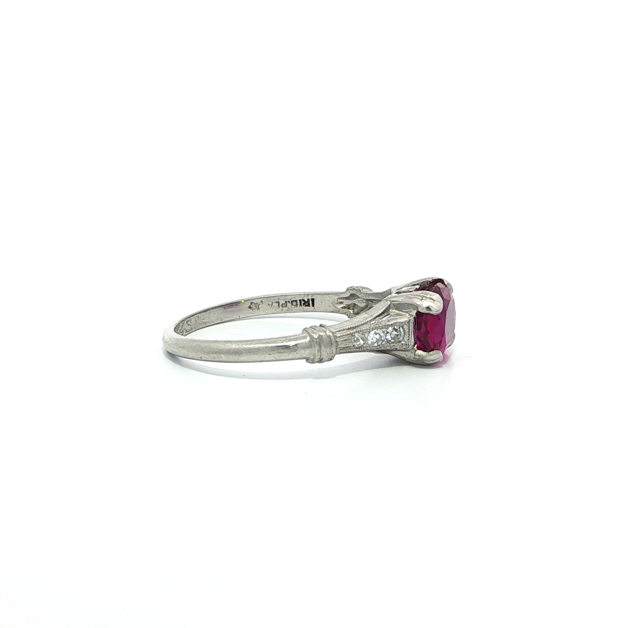 Anello antico in platino da 1,33ctw GIA Burma No Heat con rubino ovale East West e diamanti in vendita 6