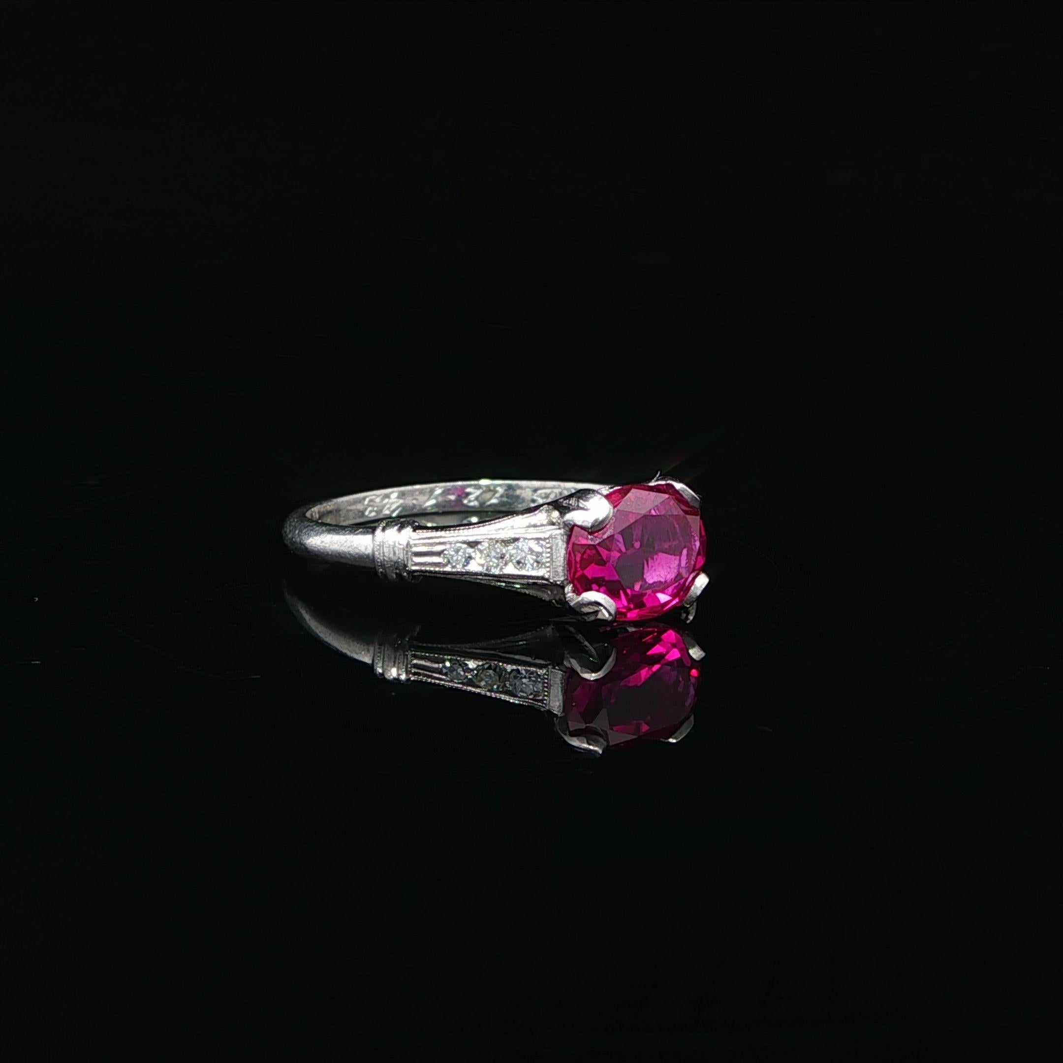 Taglio brillante Anello antico in platino da 1,33ctw GIA Burma No Heat con rubino ovale East West e diamanti in vendita