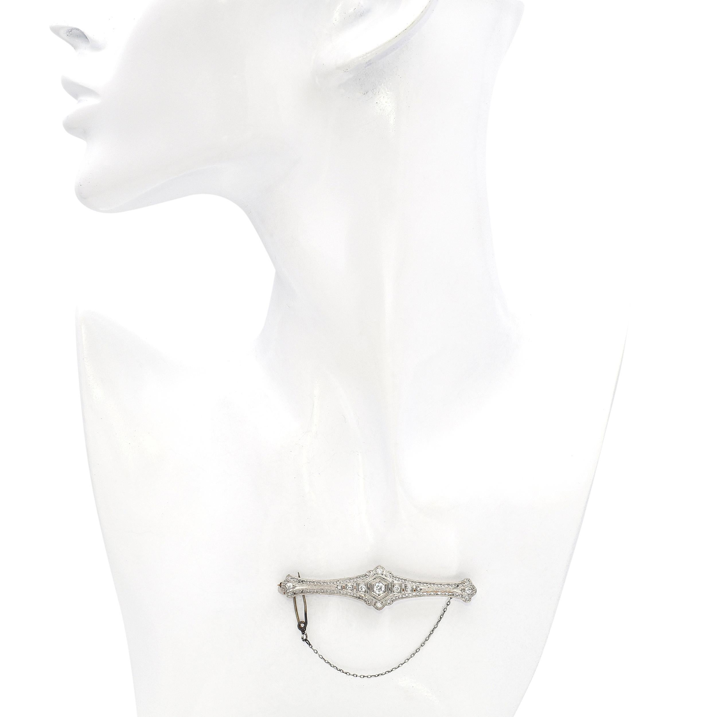 Édouardien Broche ancienne en platine et or 14k 0.36tcw Diamond Filigree Bar Brooch en vente