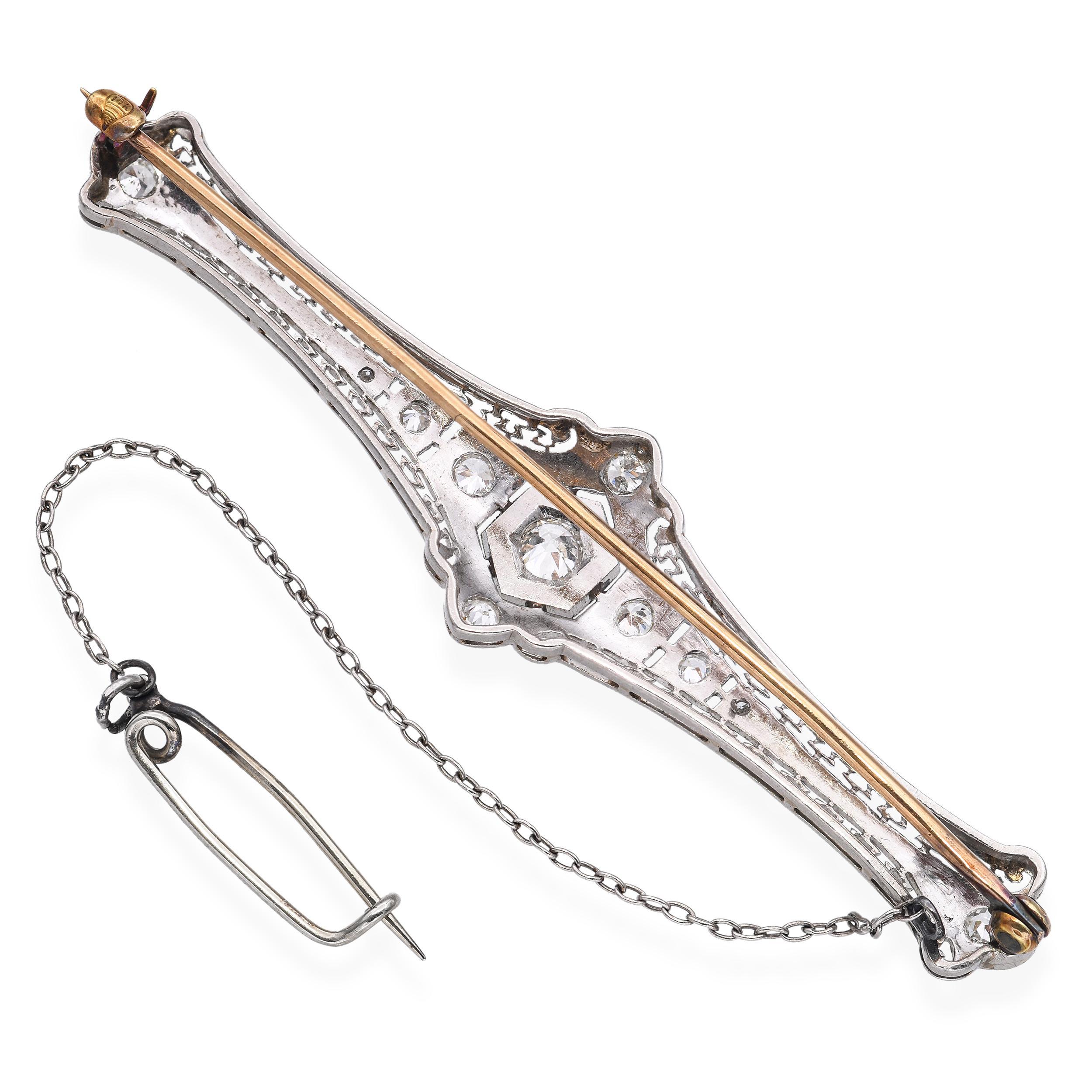 Taille vieille Europe Broche ancienne en platine et or 14k 0.36tcw Diamond Filigree Bar Brooch en vente