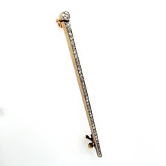 Pendentif ou broche antique en platine et or jaune 14 carats, orné d'un diamant en forme de pointe ou de clou.