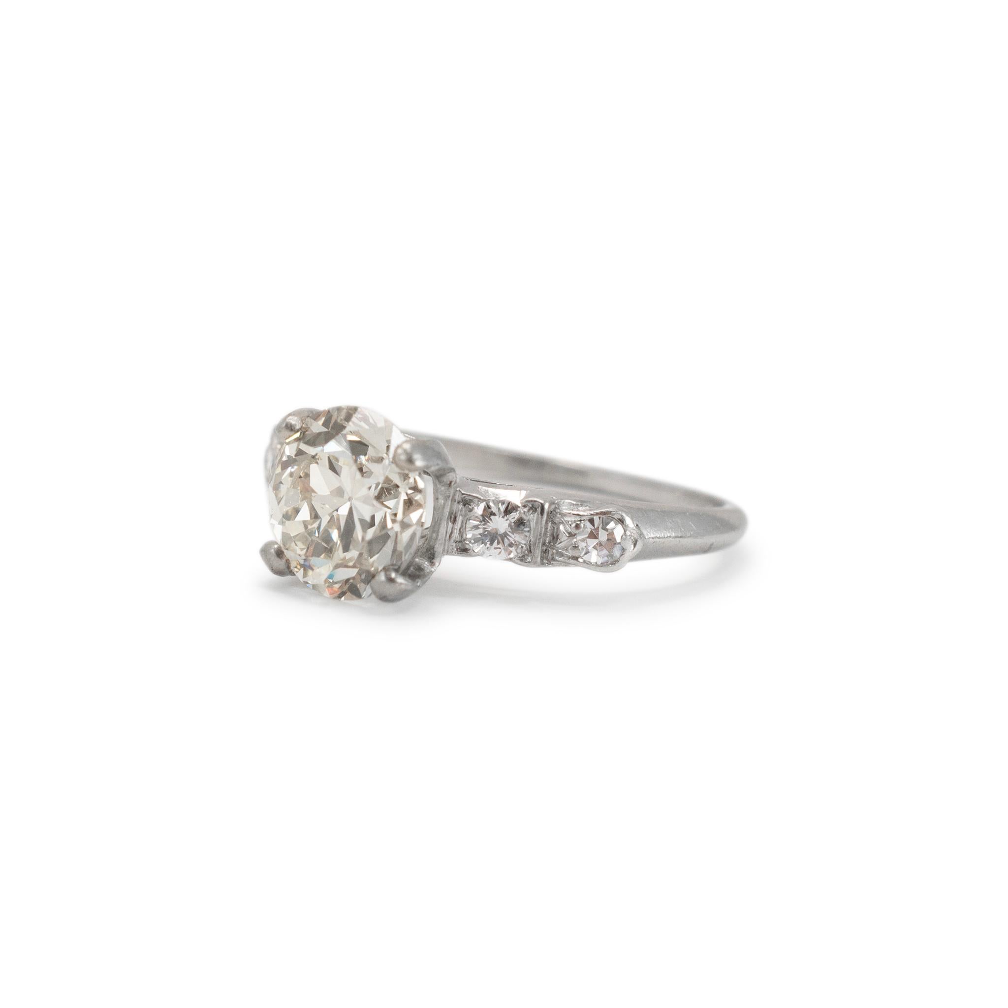 Genre : Mesdames

Type de métal : Platine 

Taille de l'anneau : 5.5

Largeur : 2,80 mm se rétrécissant à 1,10 mm

Poids : 3.23 grammes

Bague de fiançailles en platine filigrané et diamant antique pour dames, avec un anneau demi-rond. Le métal a