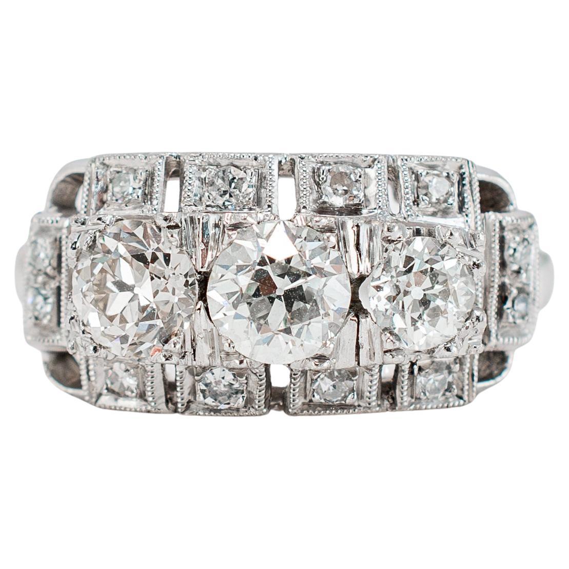 Antiker Platin-Diamant-Verlobungsring mit drei Steinen im alten europäischen Schliff mit 1,78 Karat im Angebot