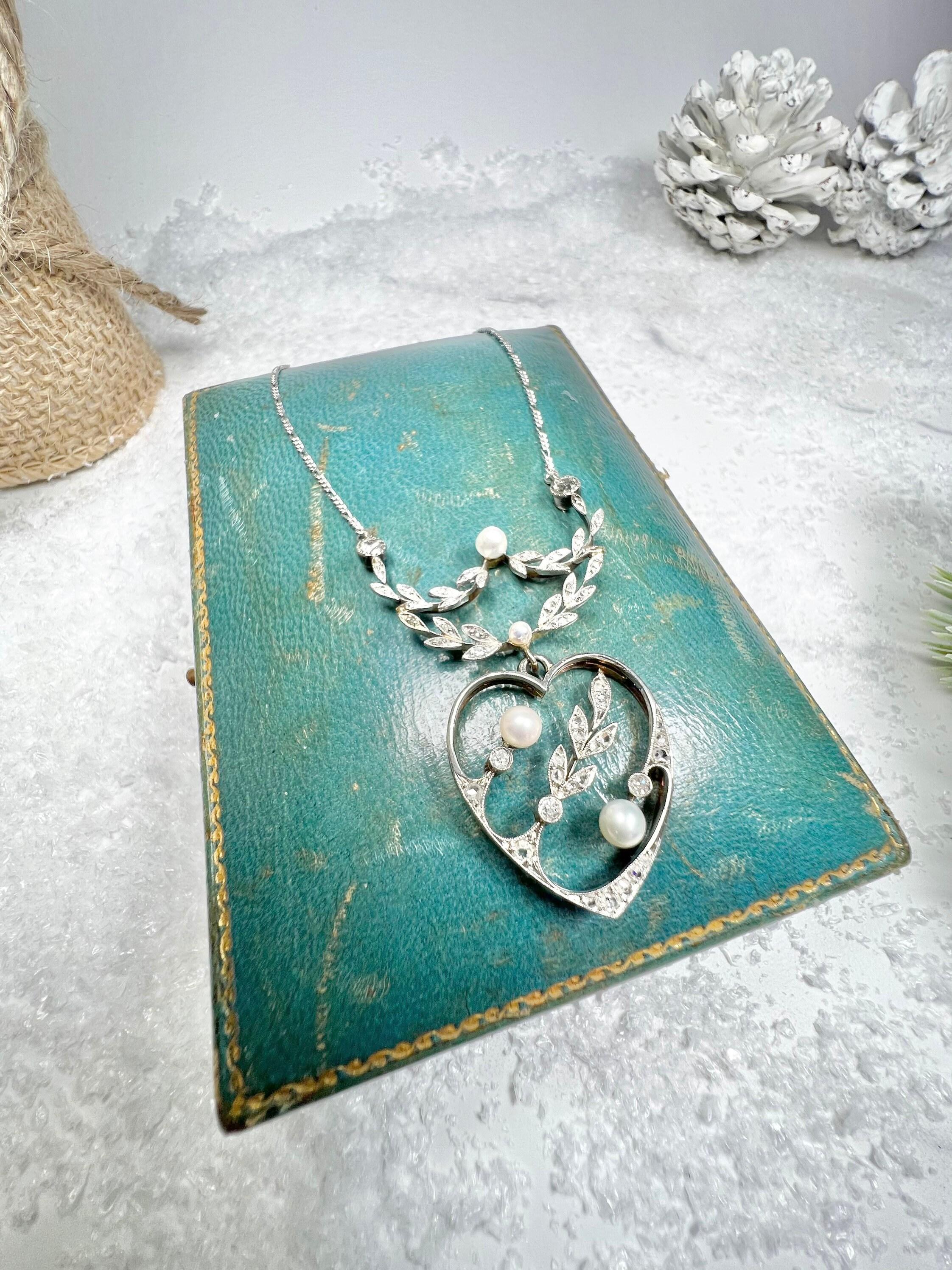 Women's or Men's Antique Platinum & 18ct Gold Edwardian Diamond and pearl Heart Pendant Necklace For Sale