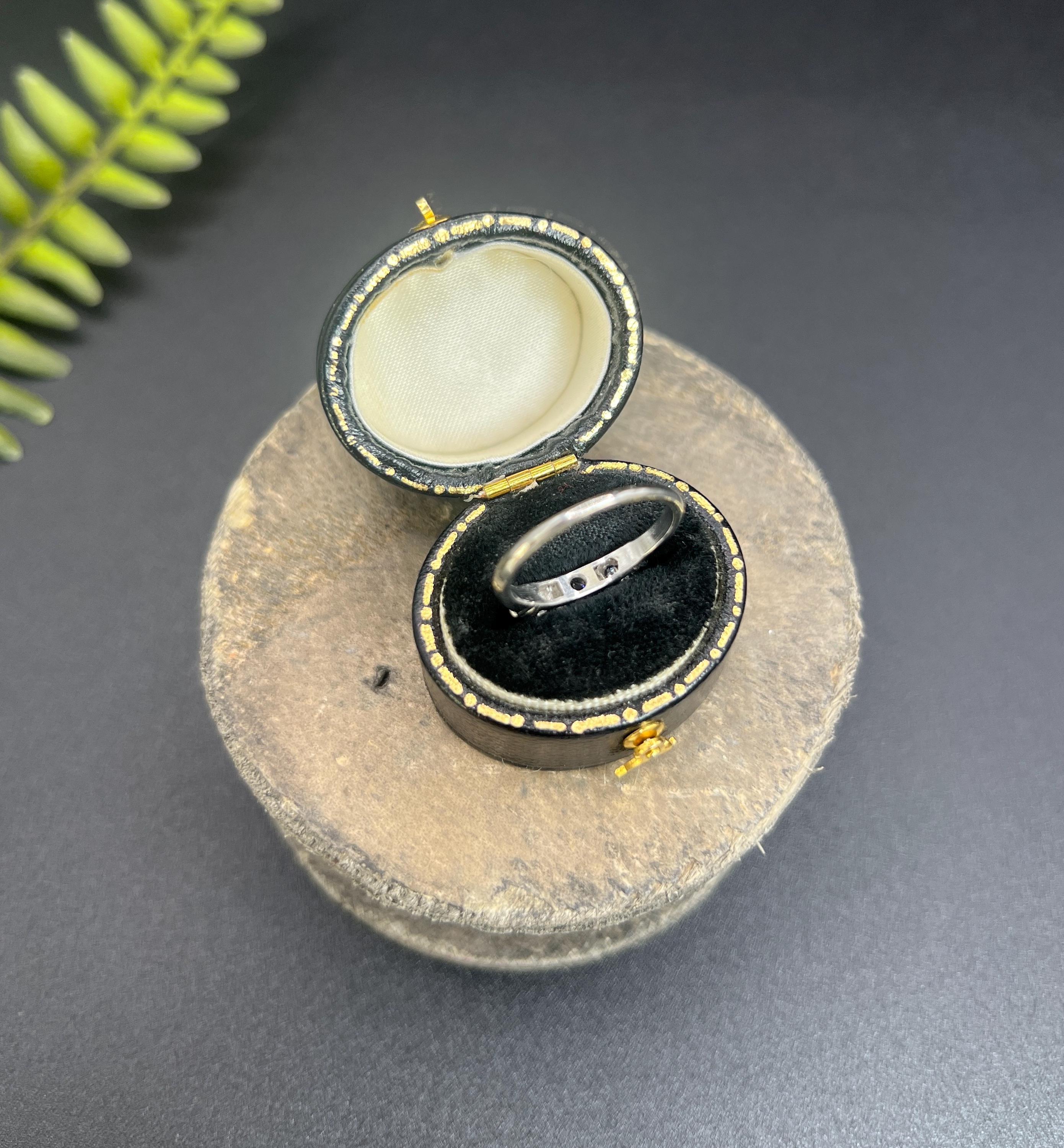 Anello antico in platino, anni '20, con diamante Single Stone da 0,40 carati e spalle in diamante in vendita 3