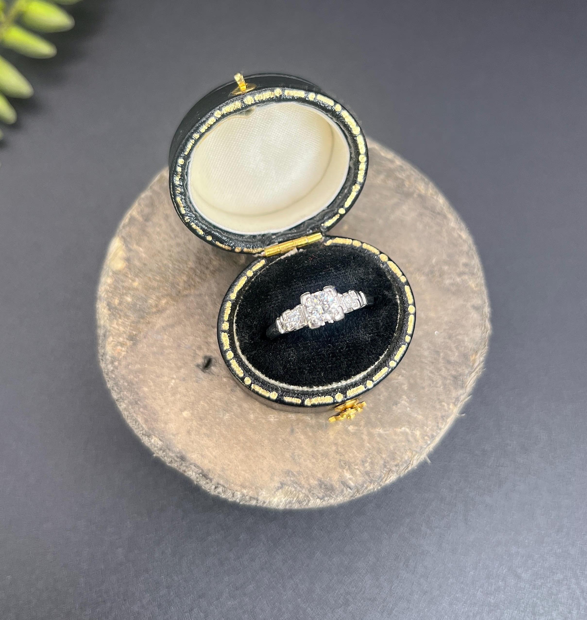 Anello antico in platino, anni '20, con diamante Single Stone da 0,40 carati e spalle in diamante in vendita 4