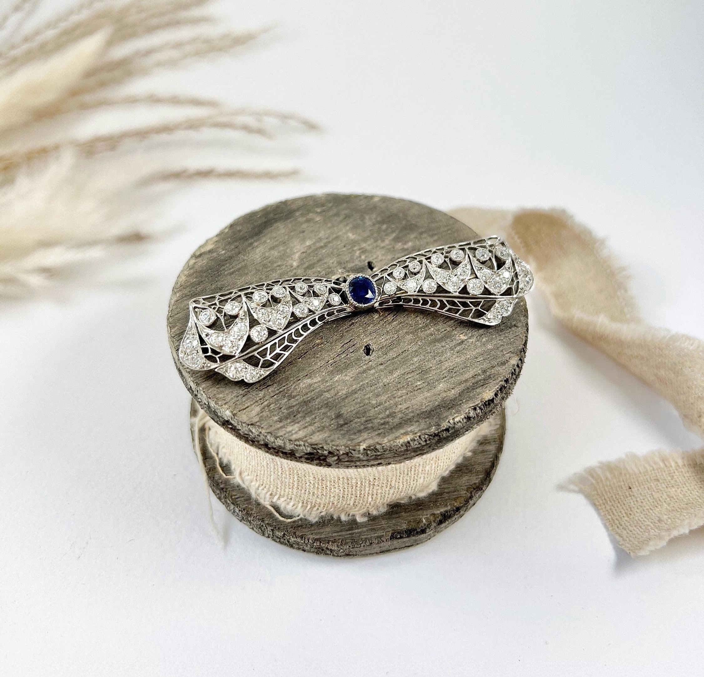 Antique Platinum, 1920s Art Deco Sapphire and Diamond Bow Brooch In Good Condition For Sale In Brighton, GB
