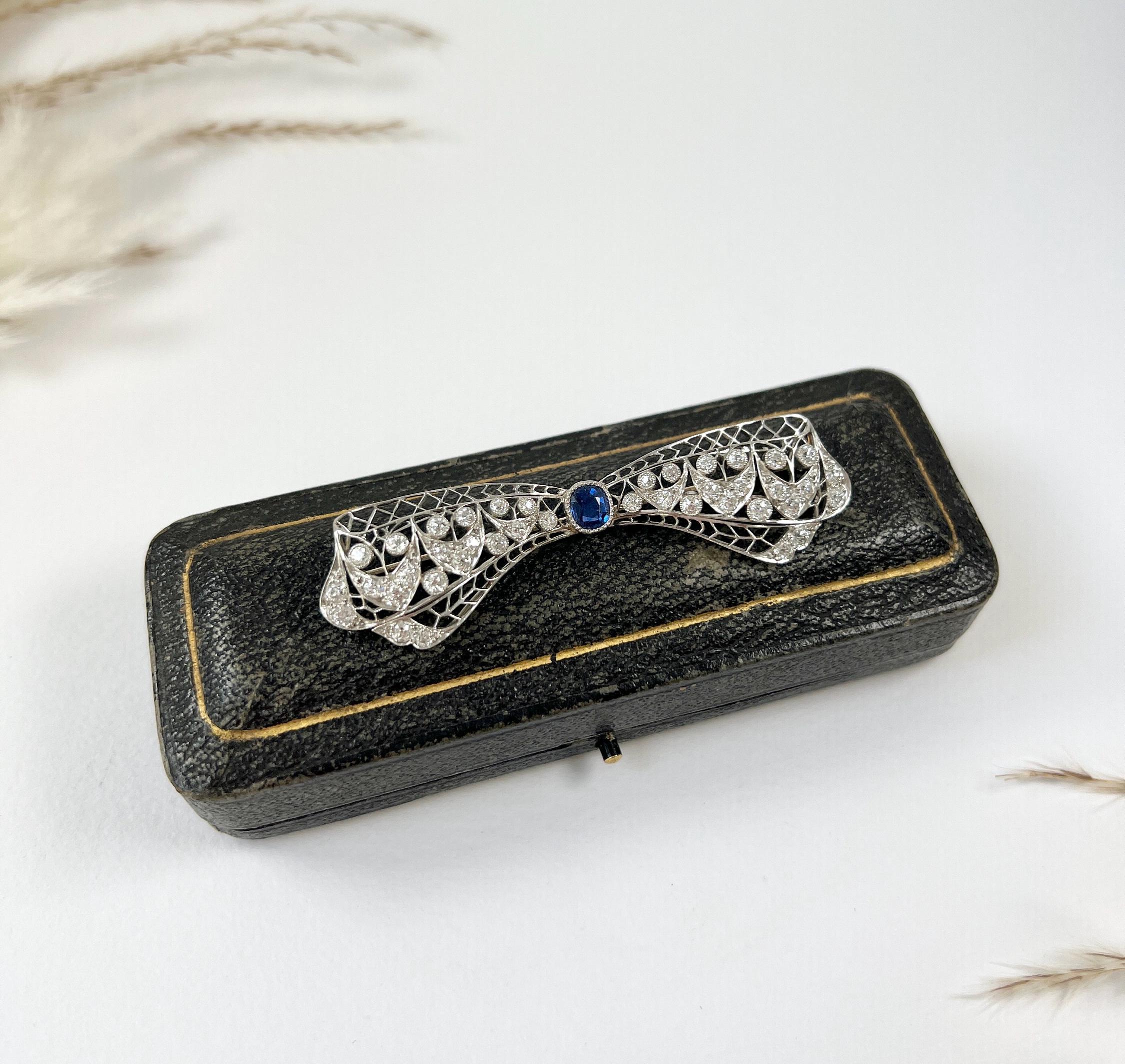 Women's or Men's Antique Platinum, 1920s Art Deco Sapphire and Diamond Bow Brooch For Sale