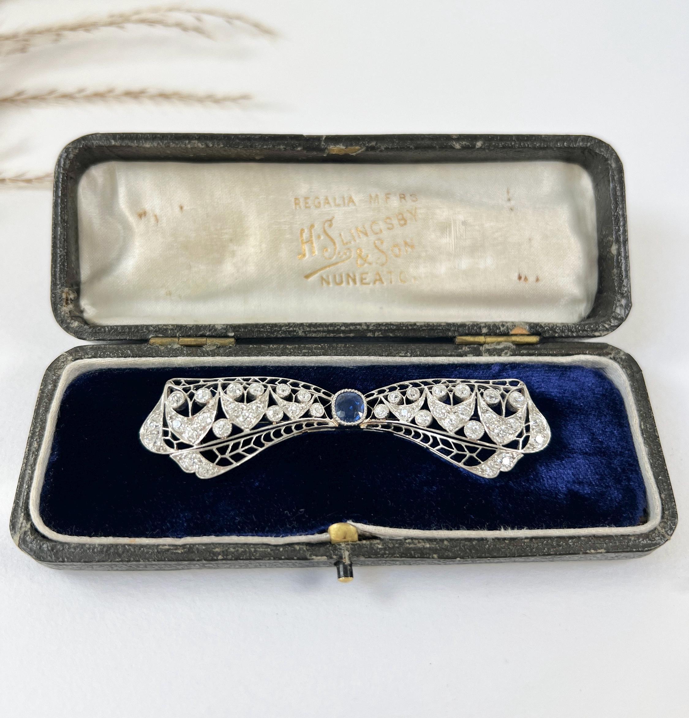 Antique Platinum, 1920s Art Deco Sapphire and Diamond Bow Brooch For Sale 1