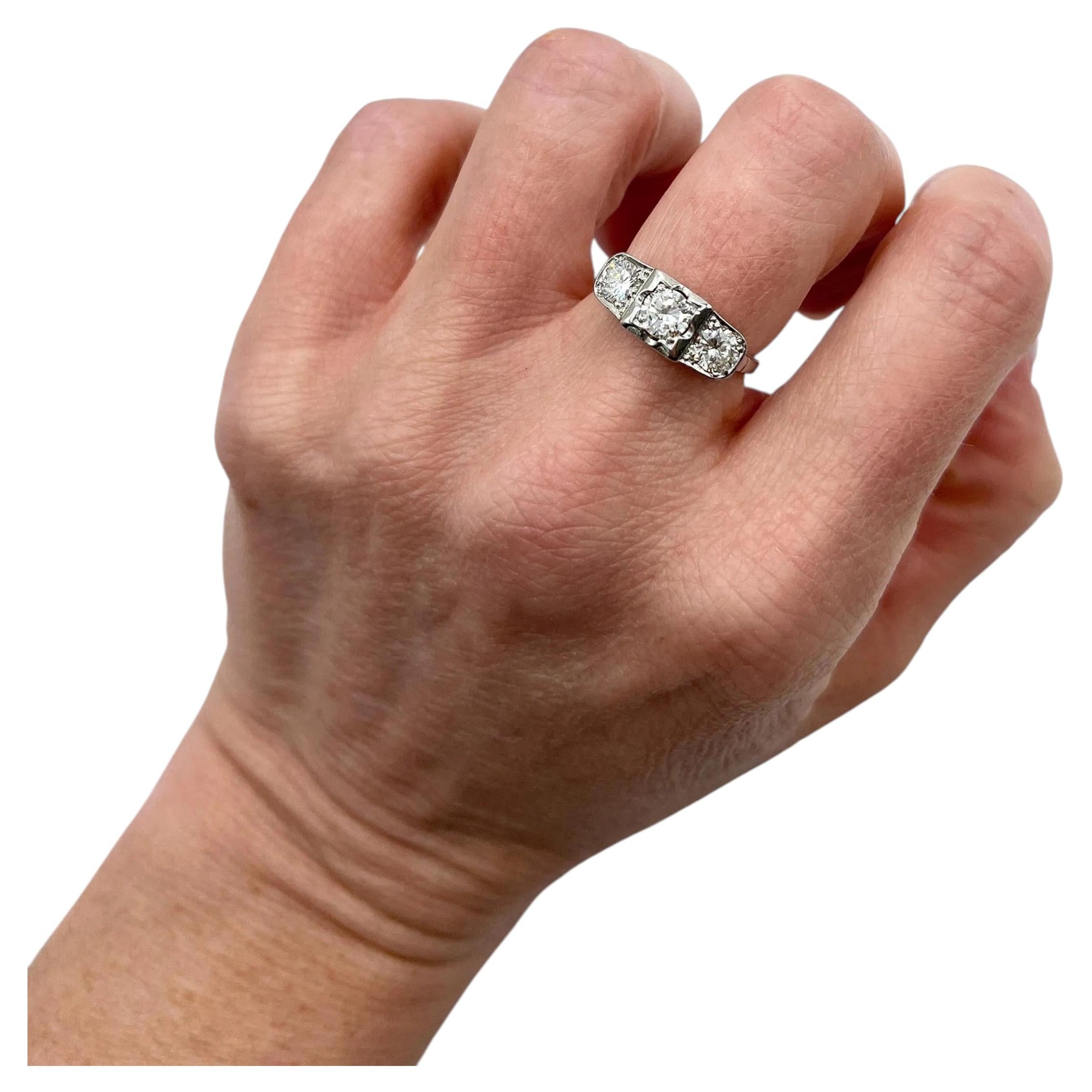 Anello antico in platino, stile Art Déco degli anni ’20 con tre diamanti