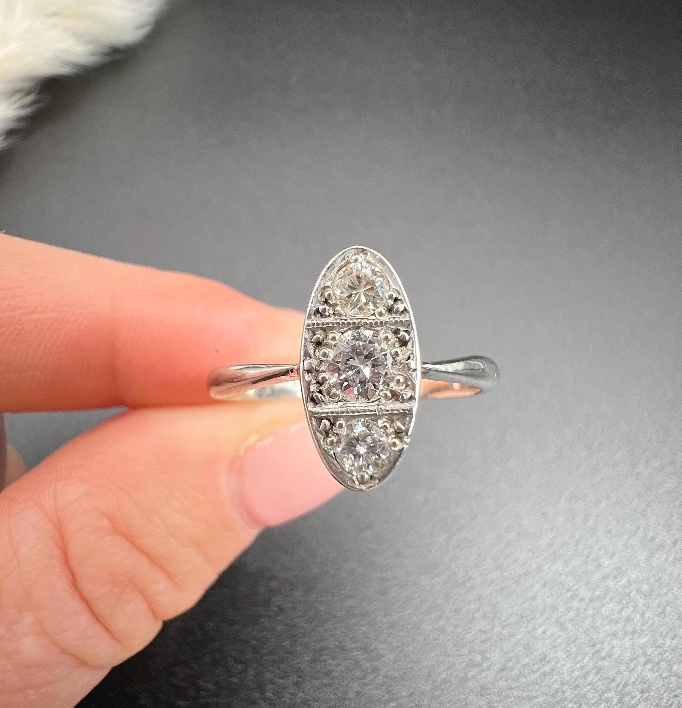 Antique Platinum, 1920s Art Deco Three Stone Oval Shaped Diamond Ring For Sale 6
