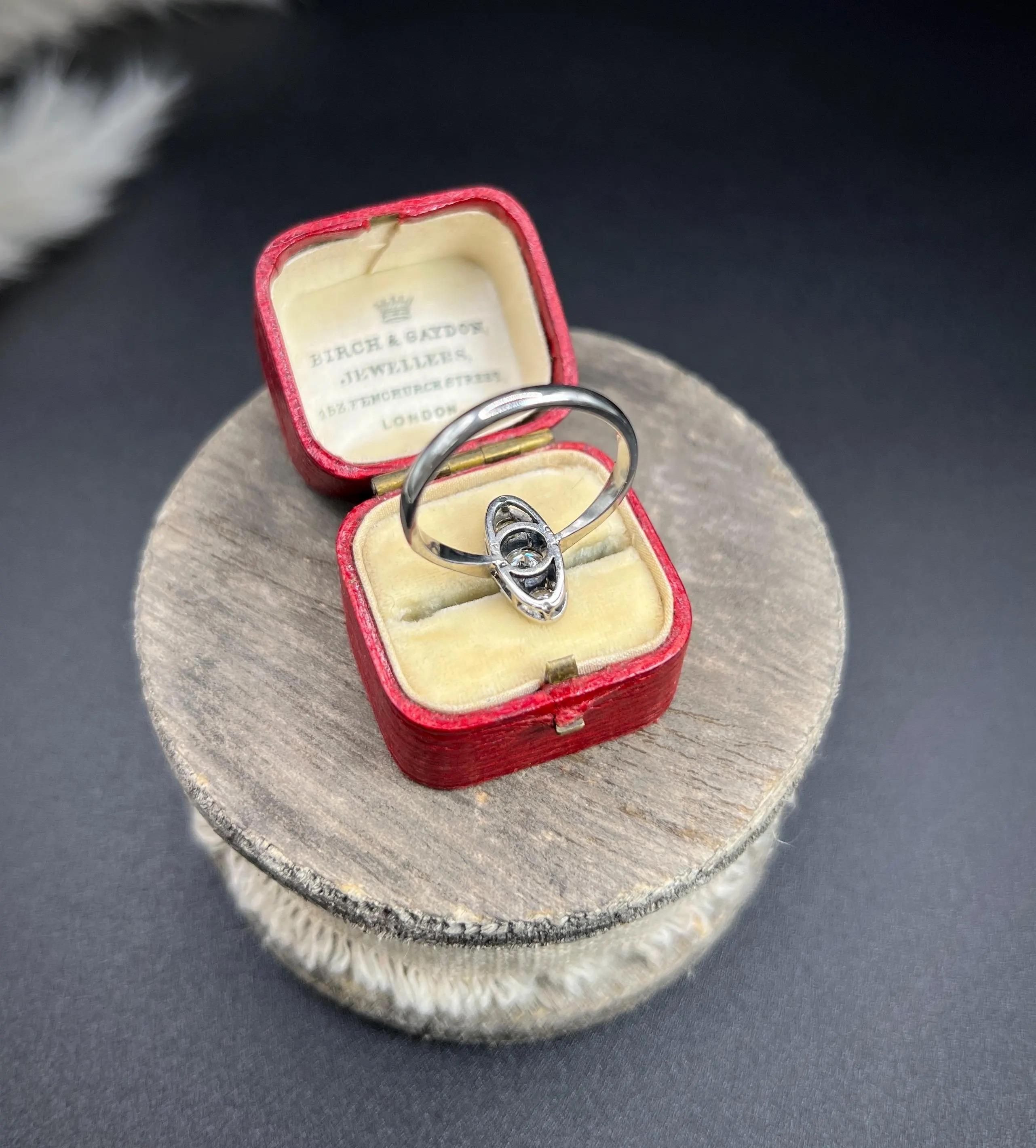 Brilliant Cut Antique Platinum, 1920s Art Deco Three Stone Oval Shaped Diamond Ring For Sale