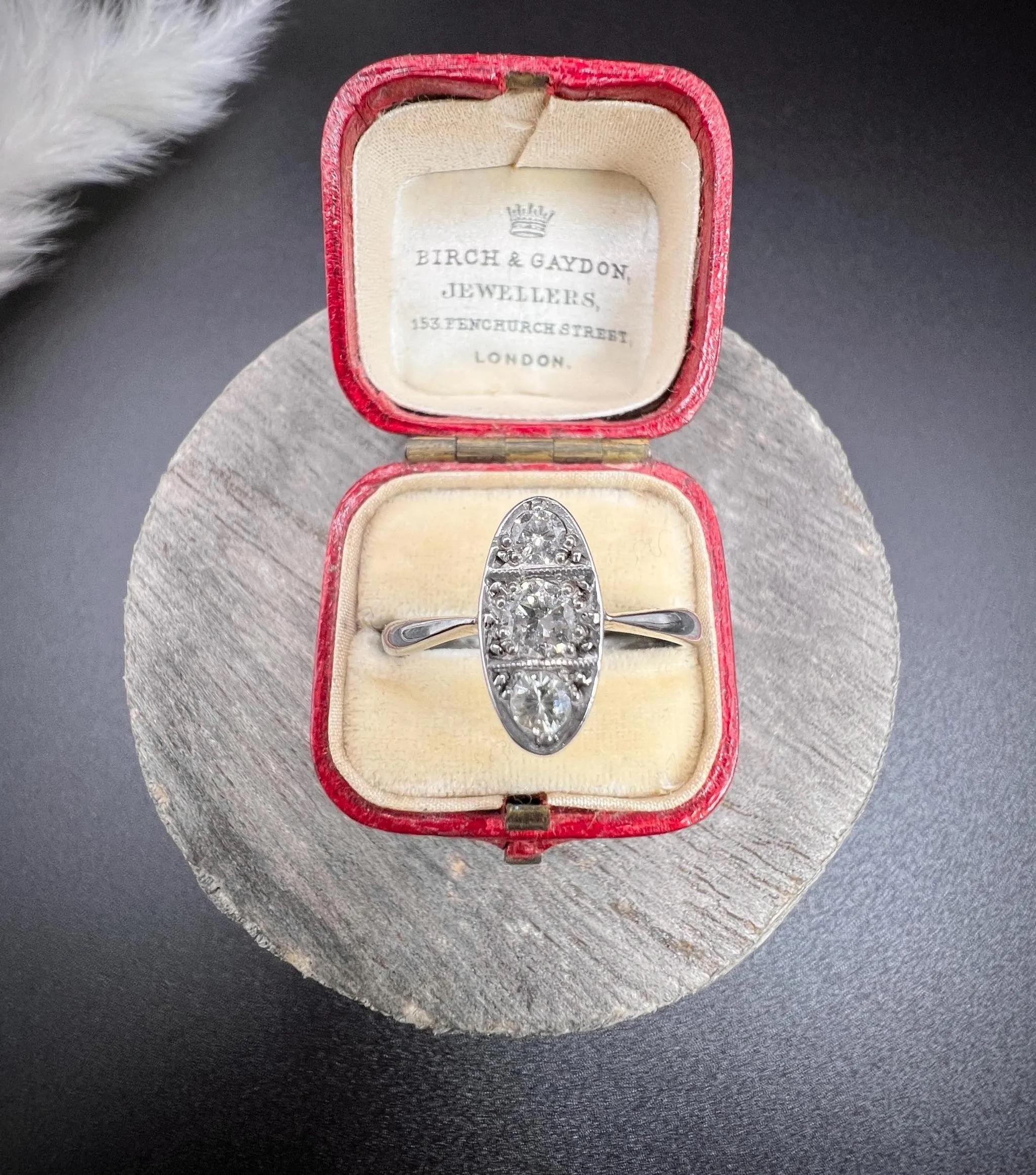 Antique Platinum, 1920s Art Deco Three Stone Oval Shaped Diamond Ring In Good Condition For Sale In Brighton, GB