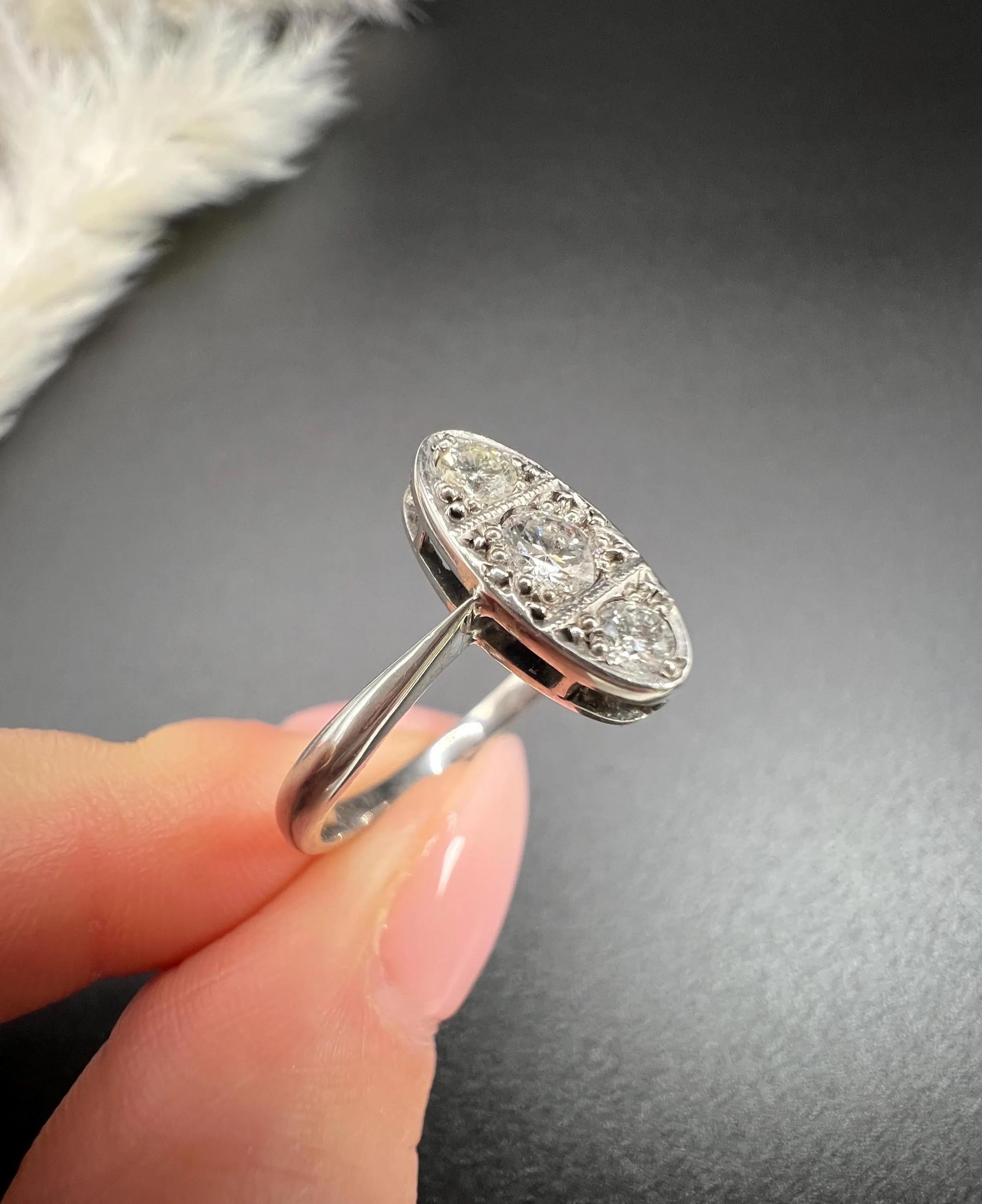 Antique Platinum, 1920s Art Deco Three Stone Oval Shaped Diamond Ring For Sale 1