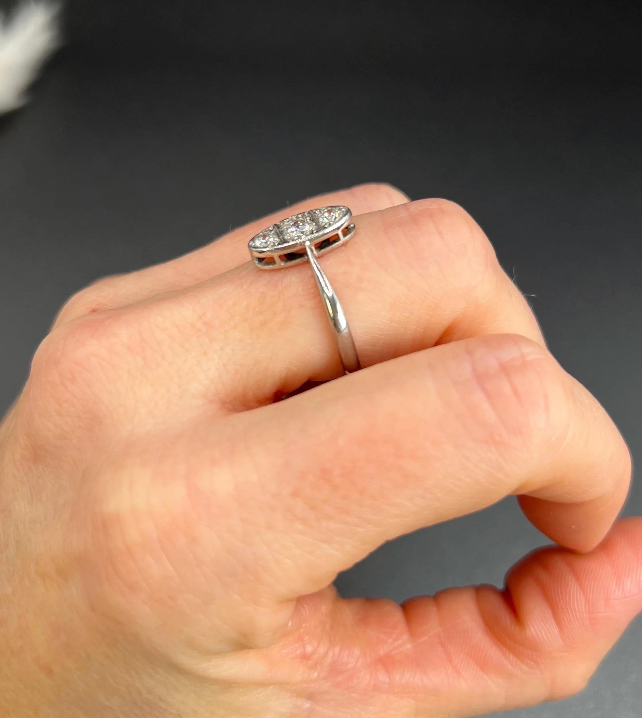 Antique Platinum, 1920s Art Deco Three Stone Oval Shaped Diamond Ring For Sale 2