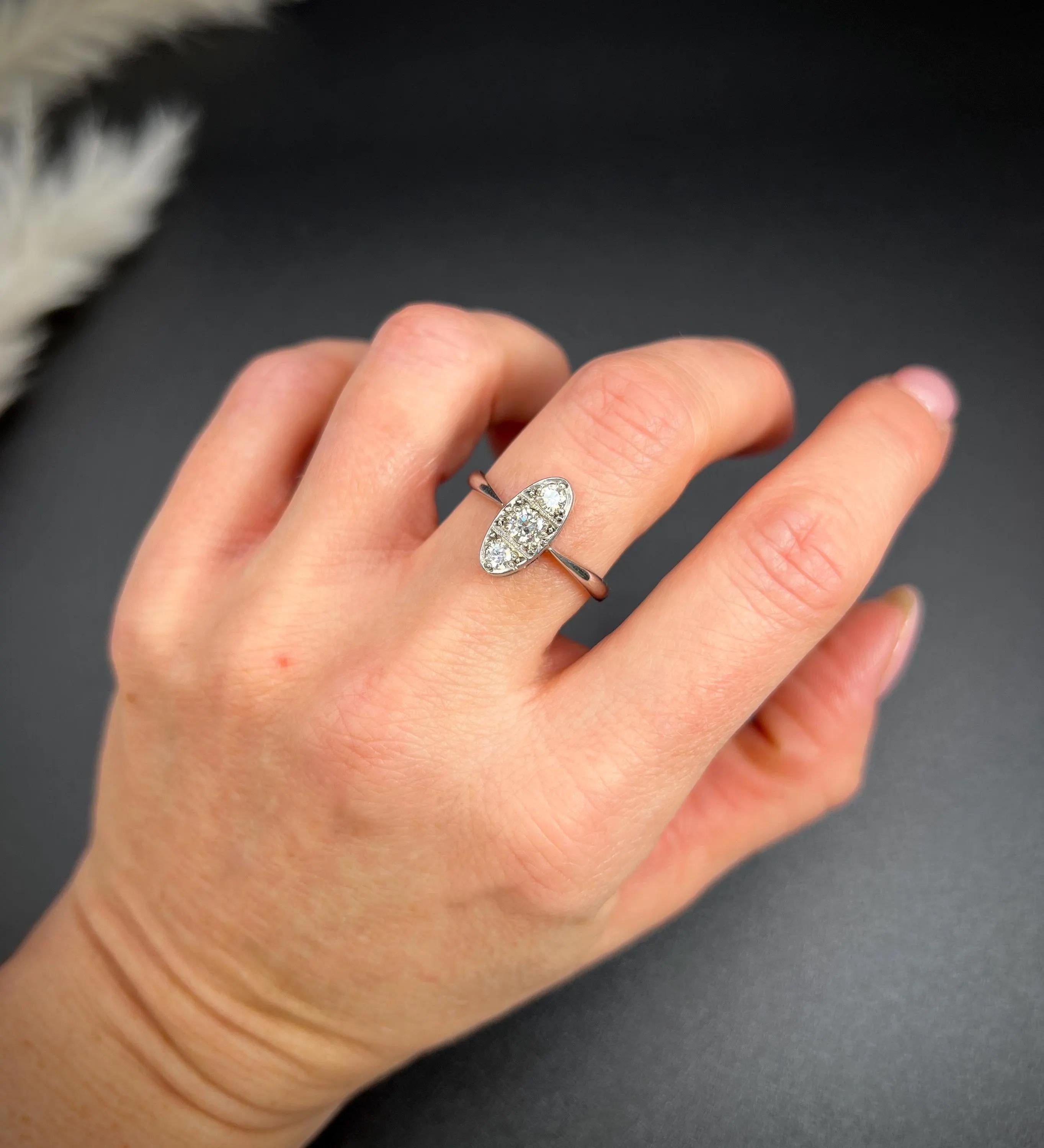 Antique Platinum, 1920s Art Deco Three Stone Oval Shaped Diamond Ring For Sale 3