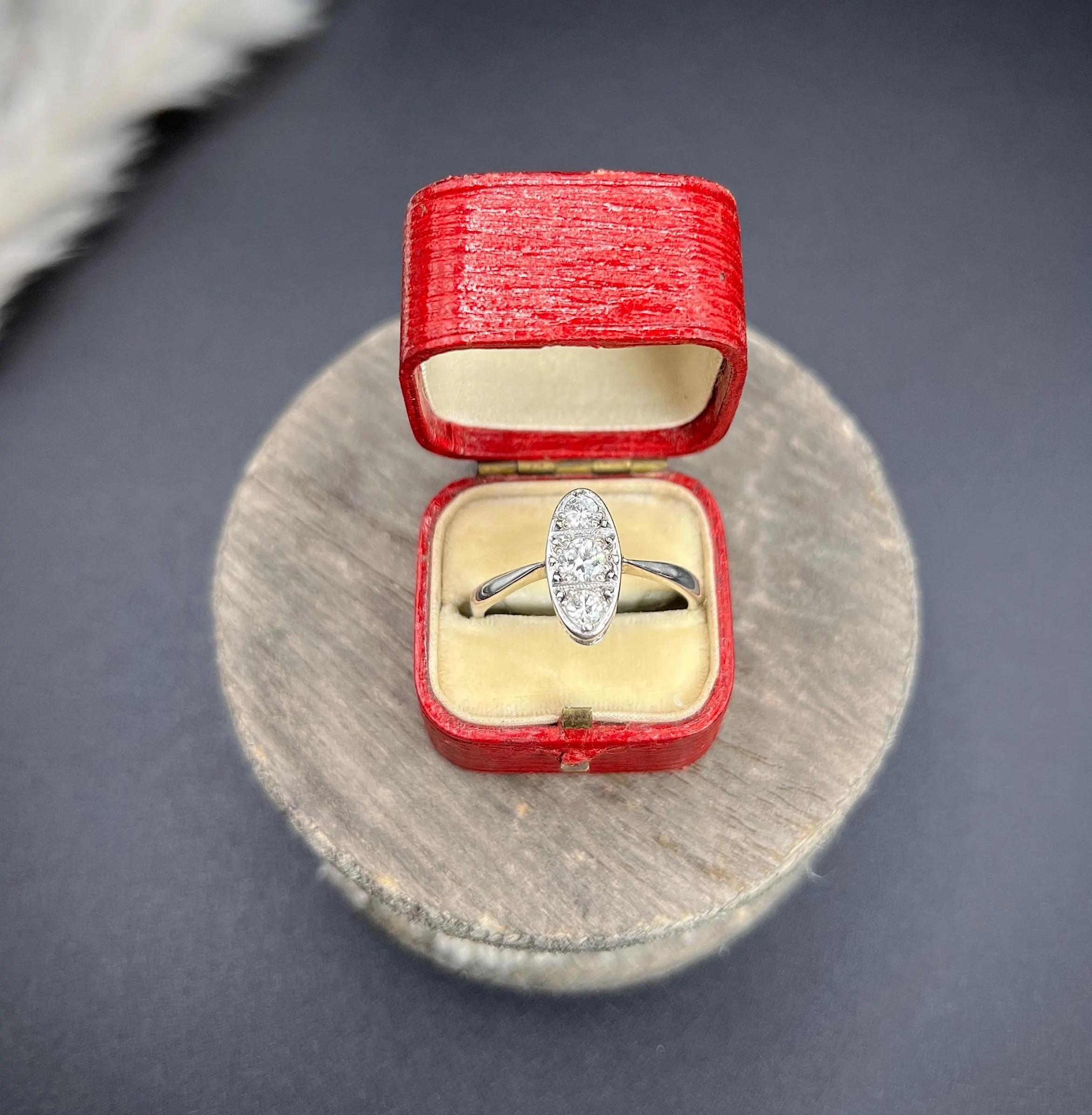 Antique Platinum, 1920s Art Deco Three Stone Oval Shaped Diamond Ring For Sale 4