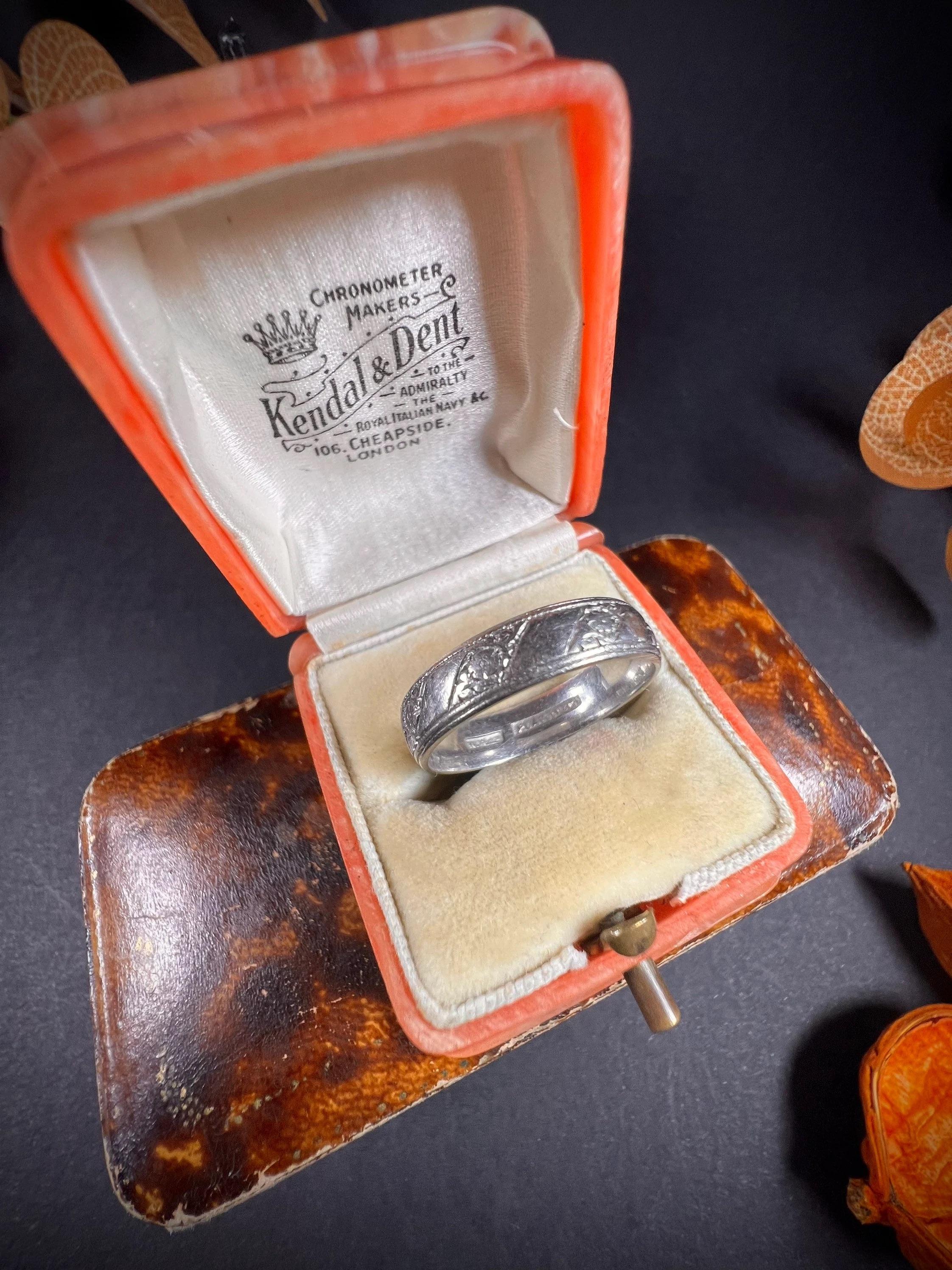 Antique Platinum 1920’s Band Ring In Good Condition For Sale In Brighton, GB