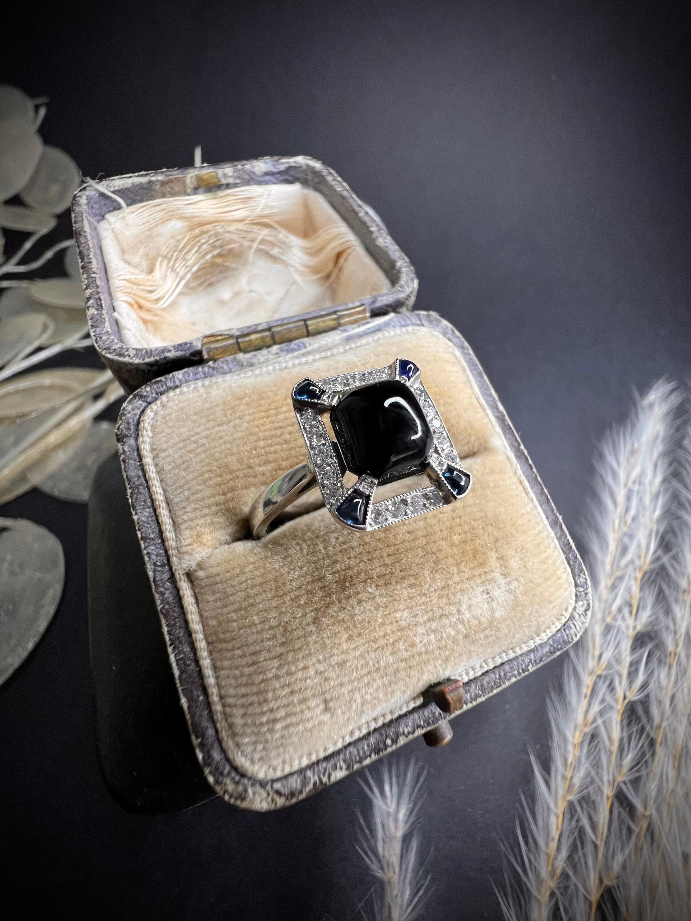 Antiker Onyx-, Saphir- und Diamantring aus Platin aus den 1920er Jahren im Angebot 5