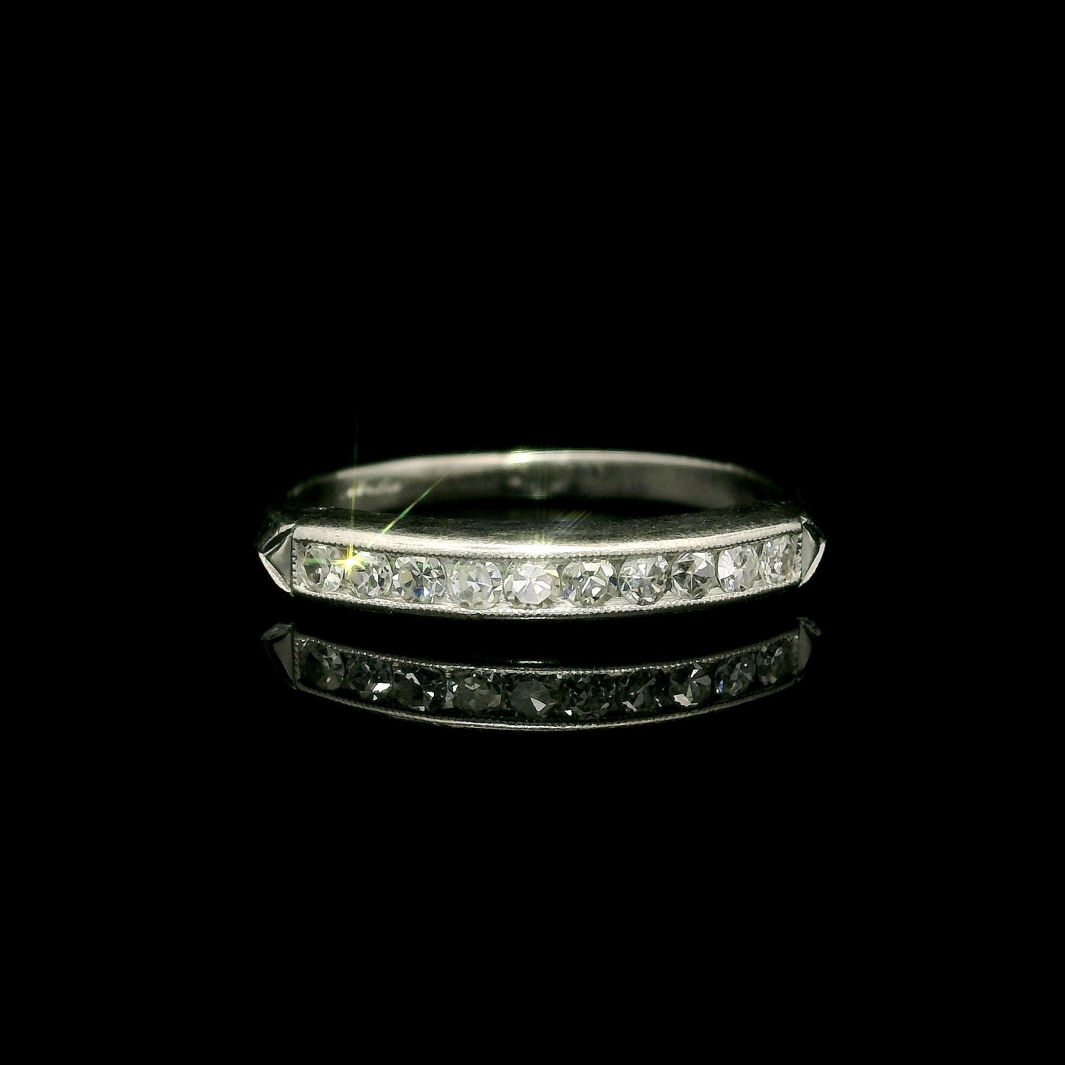Taille simple Bague en platine antique avec un diamant de 20ctw serti en canal et à grains multiples en vente