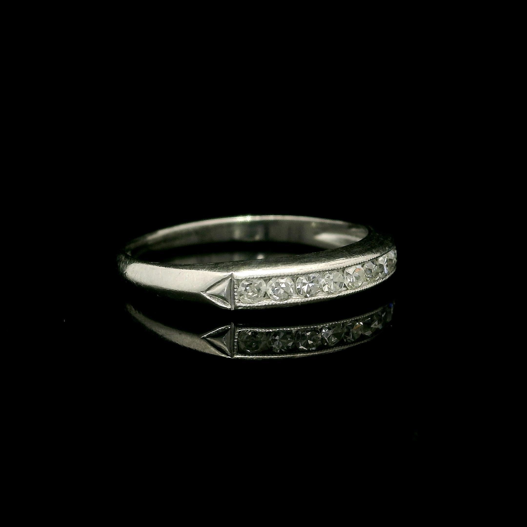Bague en platine antique avec un diamant de 20ctw serti en canal et à grains multiples Excellent état - En vente à Montclair, NJ