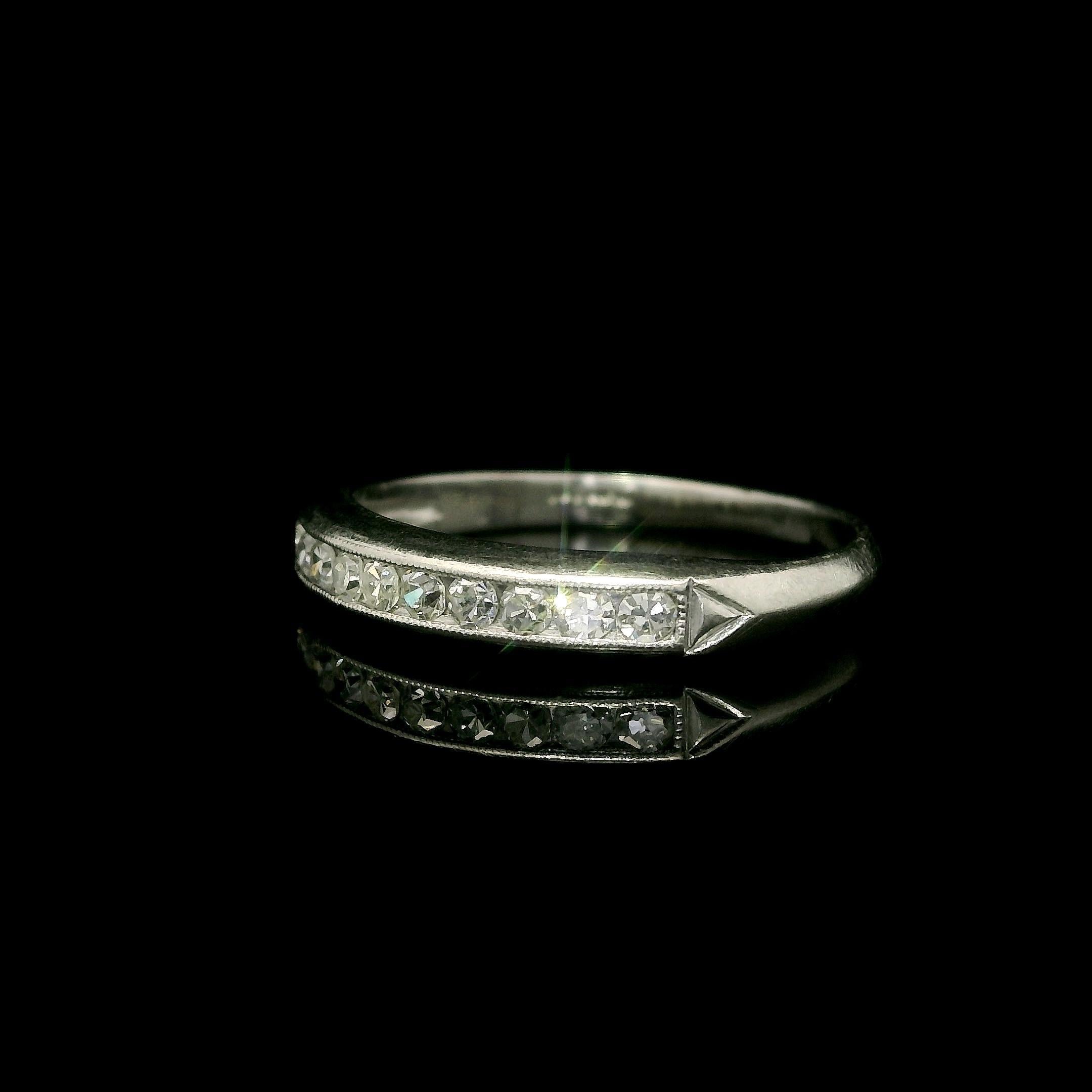 Bague en platine antique avec un diamant de 20ctw serti en canal et à grains multiples Pour femmes en vente