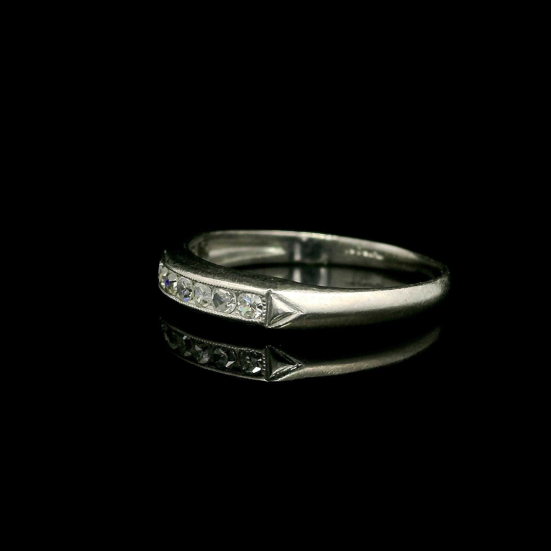 Bague en platine antique avec un diamant de 20ctw serti en canal et à grains multiples en vente 1