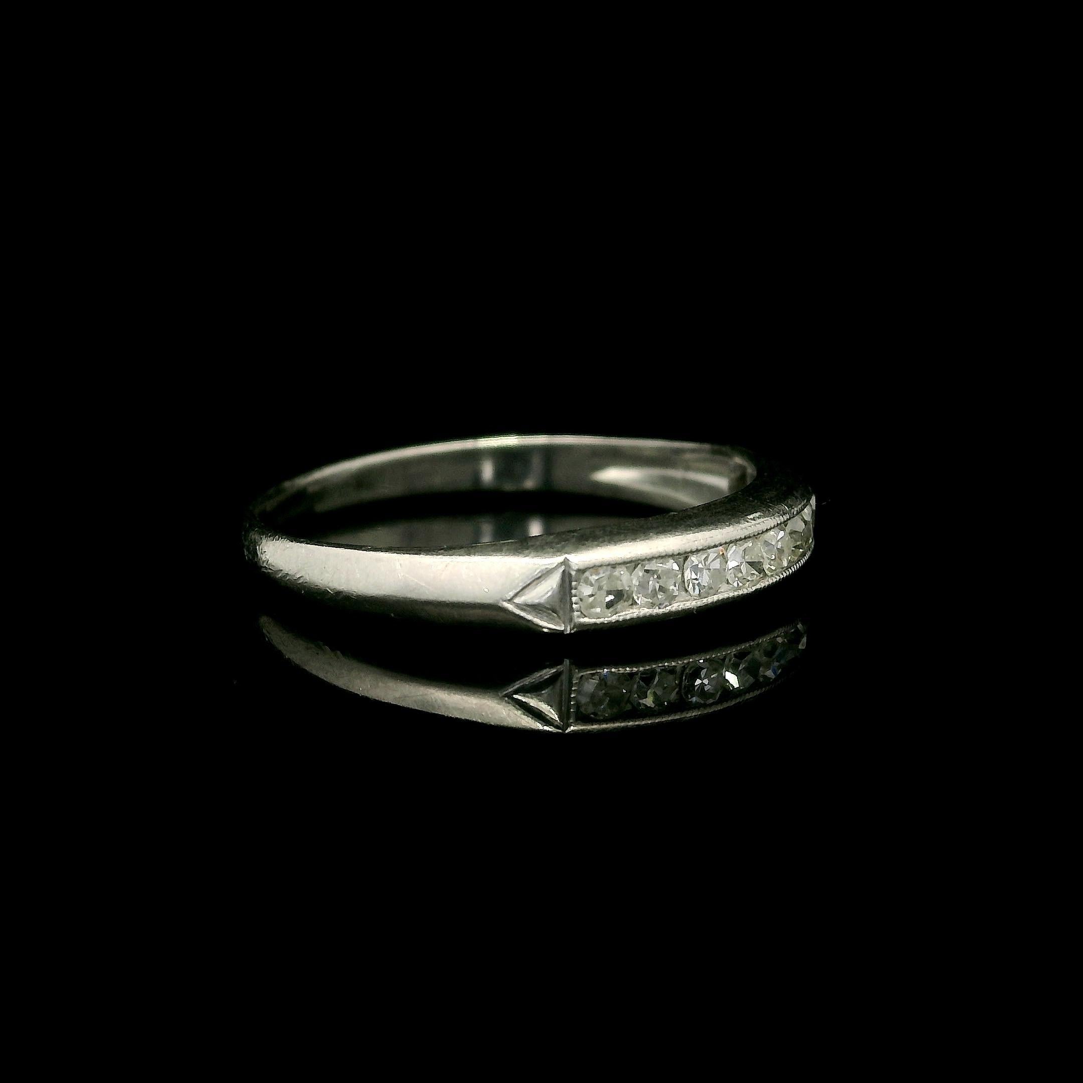 Bague en platine antique avec un diamant de 20ctw serti en canal et à grains multiples en vente 2