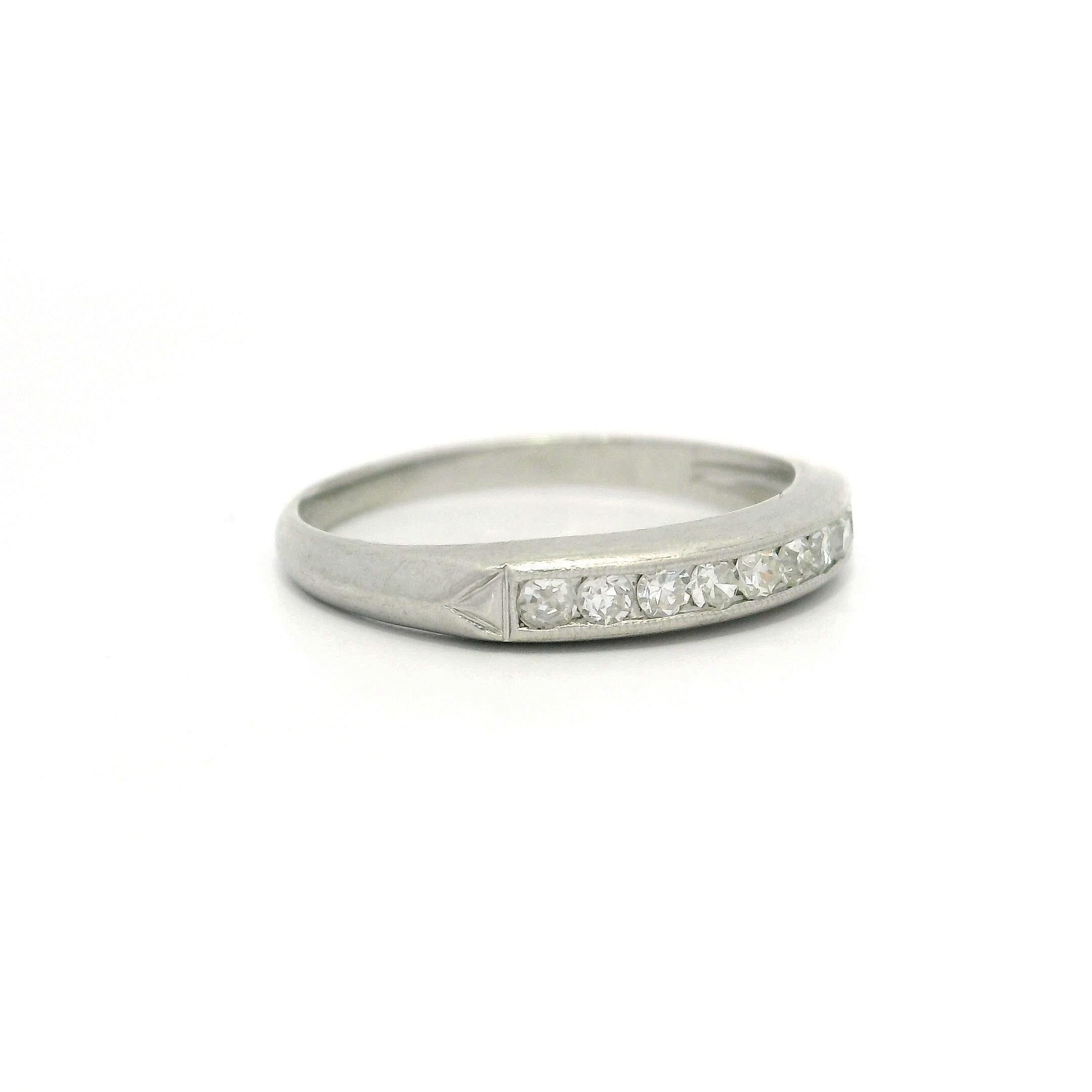 Bague en platine antique avec un diamant de 20ctw serti en canal et à grains multiples en vente 3