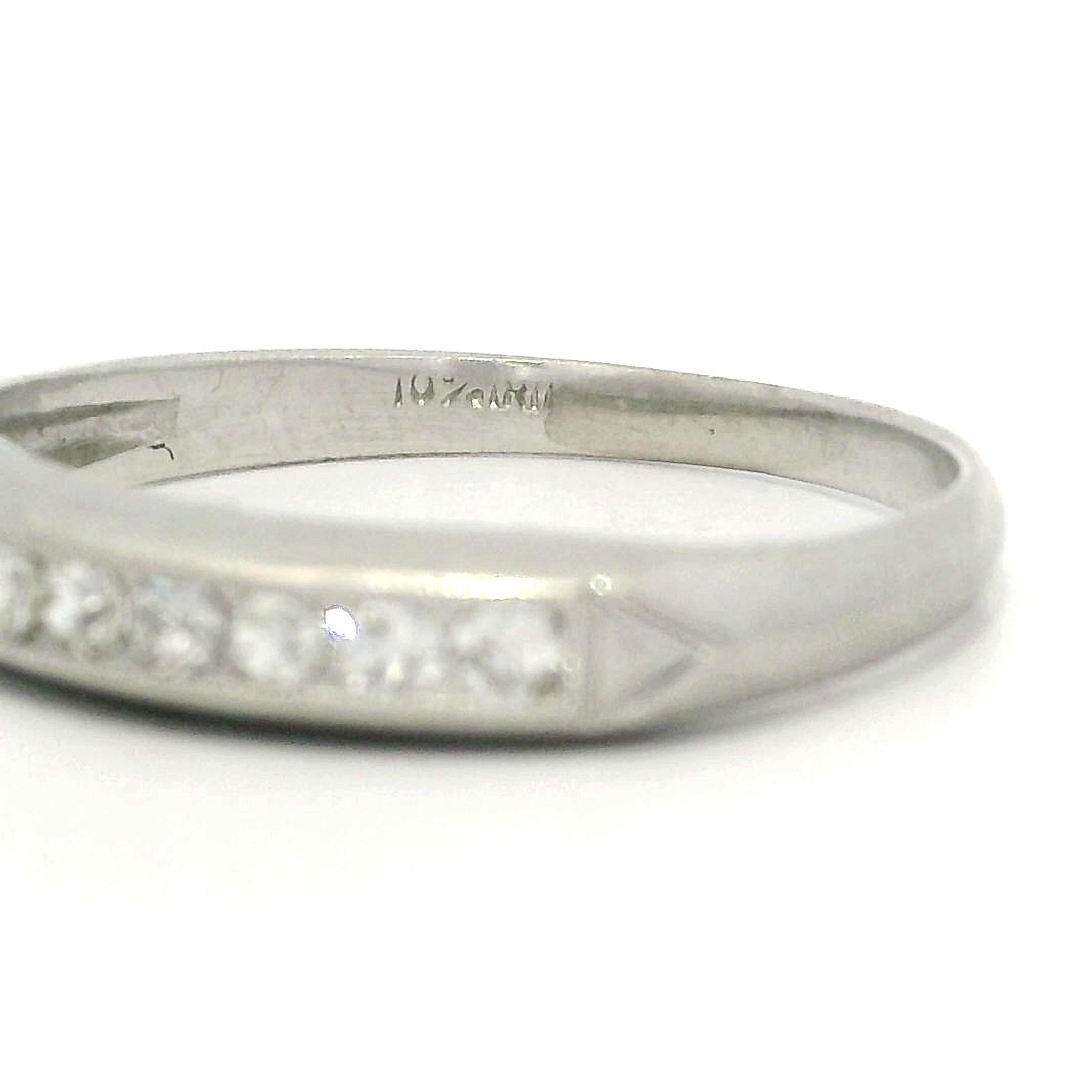Bague en platine antique avec un diamant de 20ctw serti en canal et à grains multiples en vente 4
