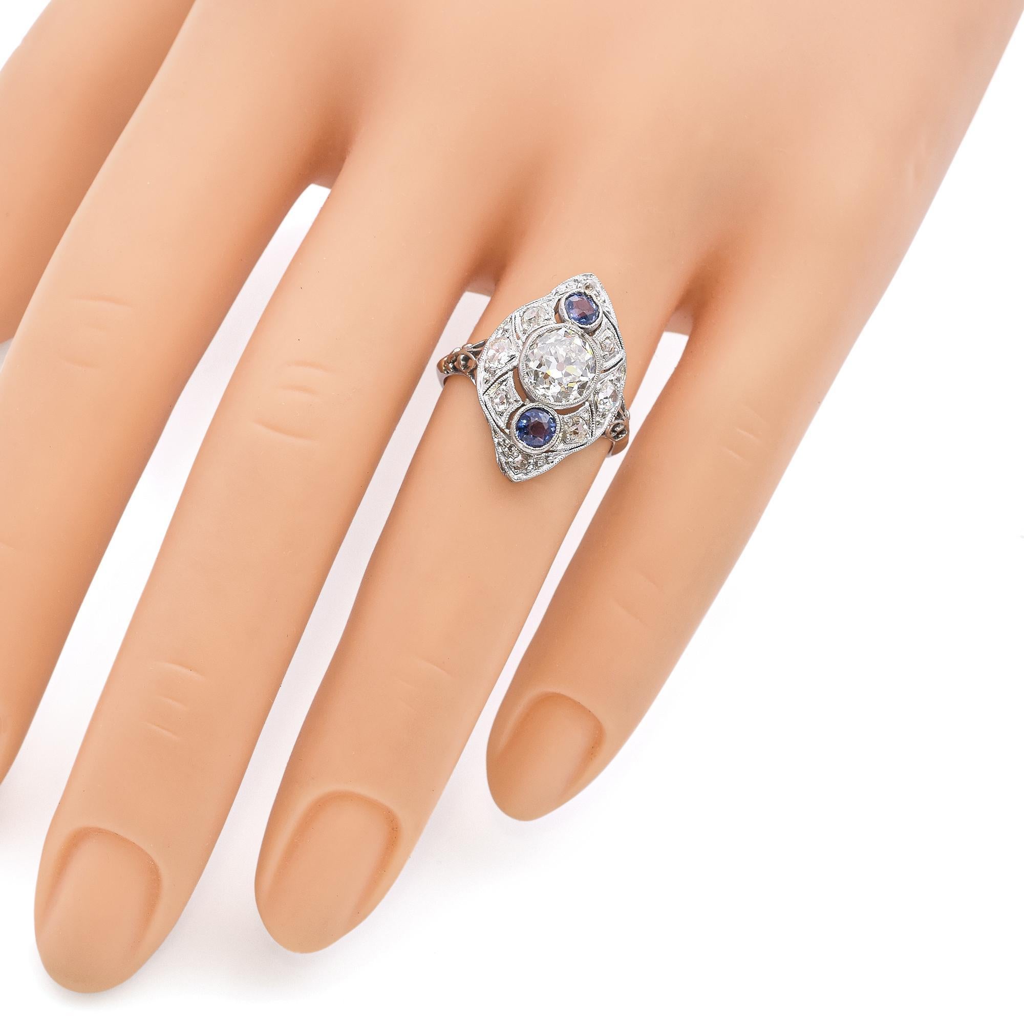 Art déco Bague de soirée ancienne en platine avec diamants de 2,0 carats et saphirs en vente